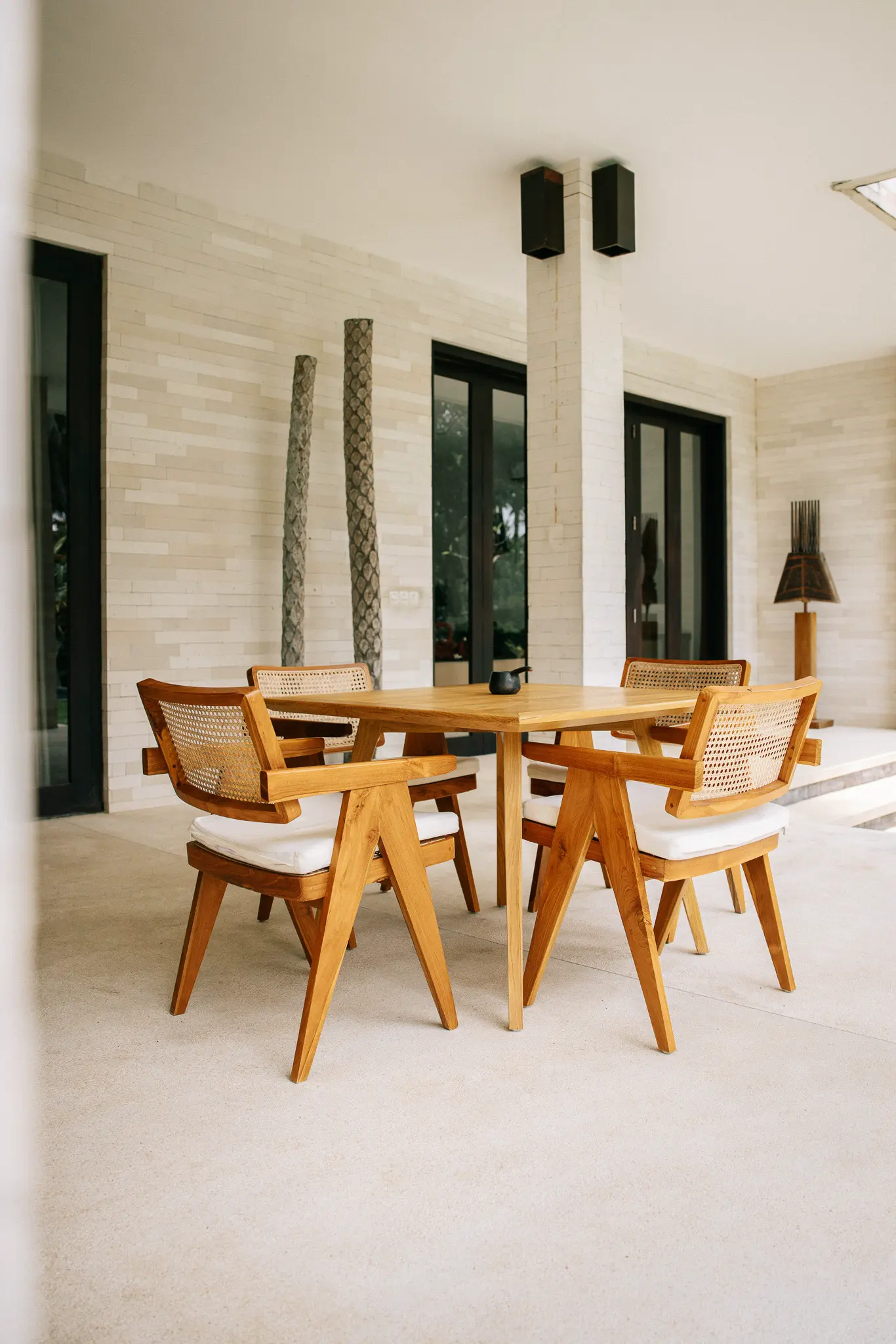 Elegantes Outdoor-Dining mit Holzstühlen & tropischer Kulisse – Residenz Terasse im Kelapa Retreat & Spa Resort, Bali