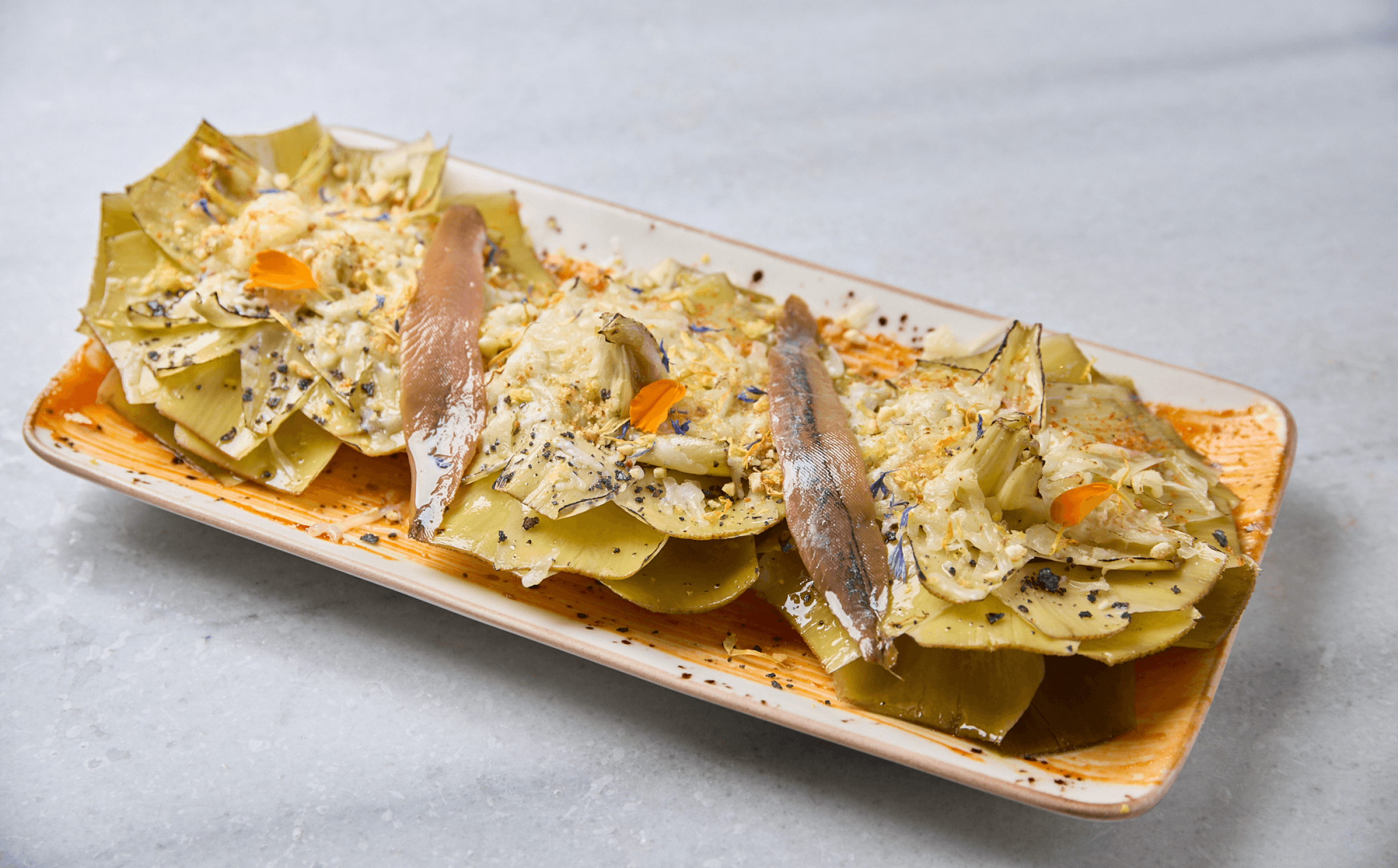 Flores de alcachofas confitadas a la parrilla con escamas de sal, entrante gourmet en Hatillo, restaurante en Las Rosas