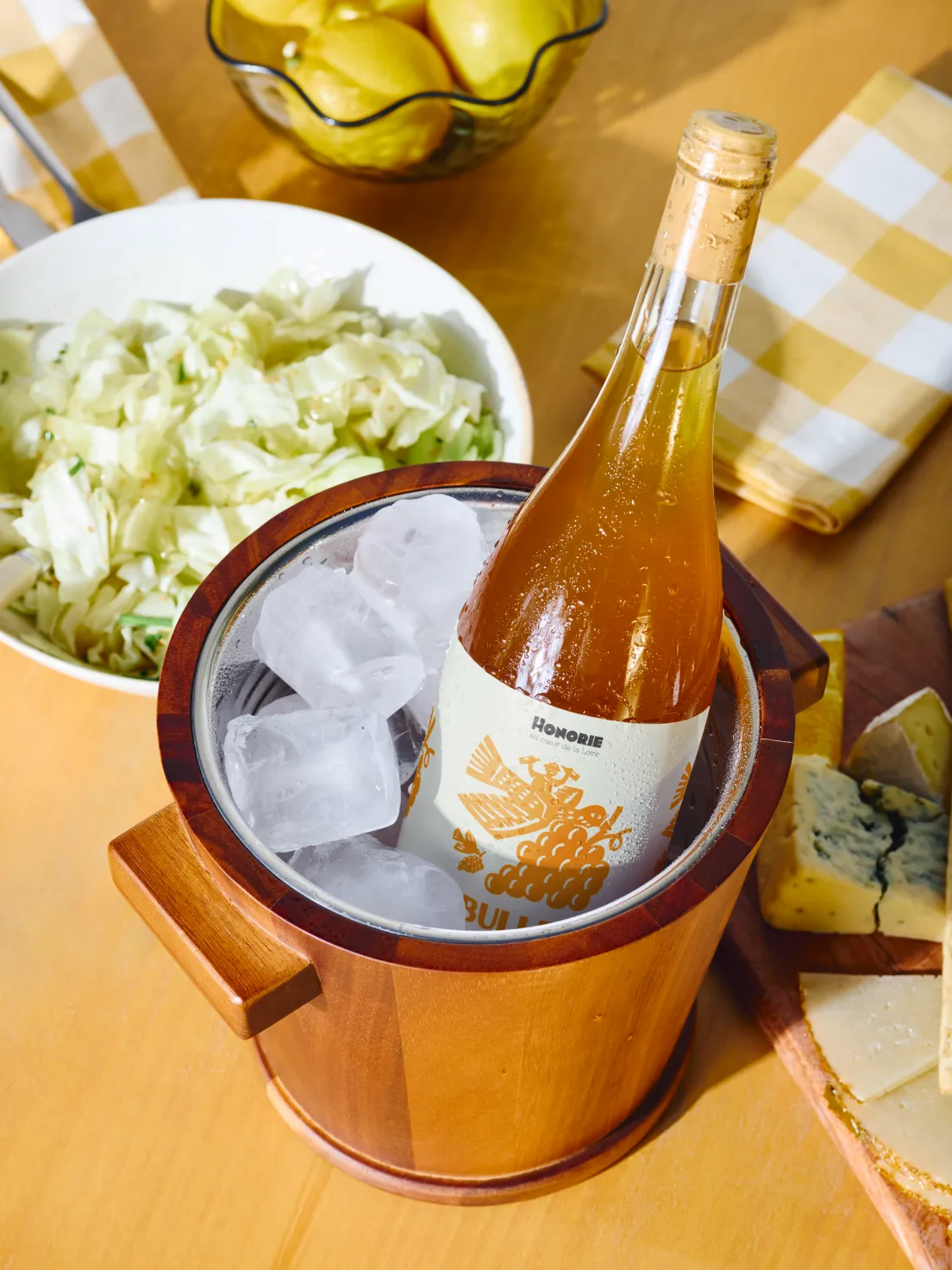 Bouteille de vin Honorie présentée dans un seau à glace
