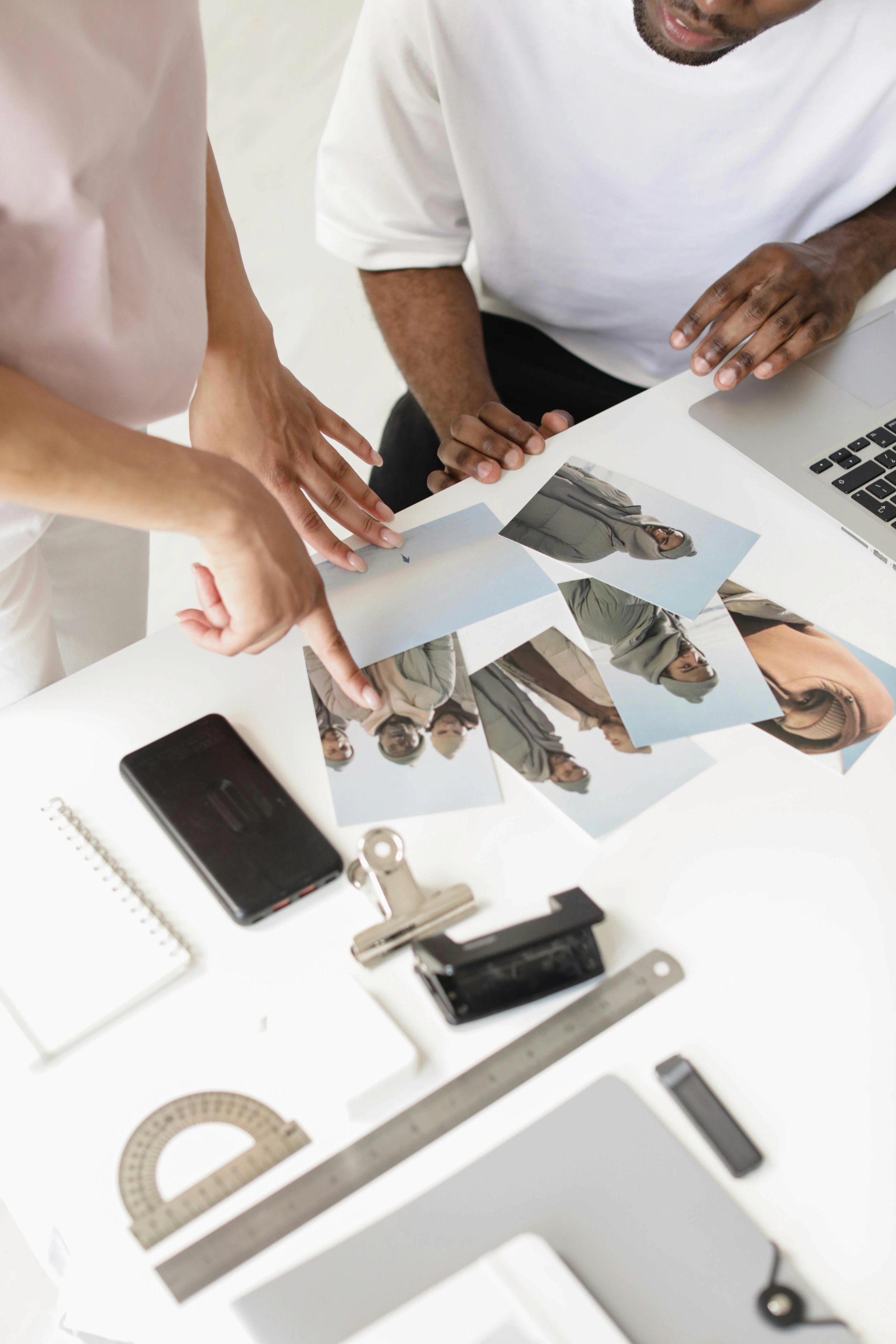 Session de travail sur la direction artistique et le moodboard d'un client. Recherche de références visuelles et stratégie de marque par Tartelette Concept à Toulouse.