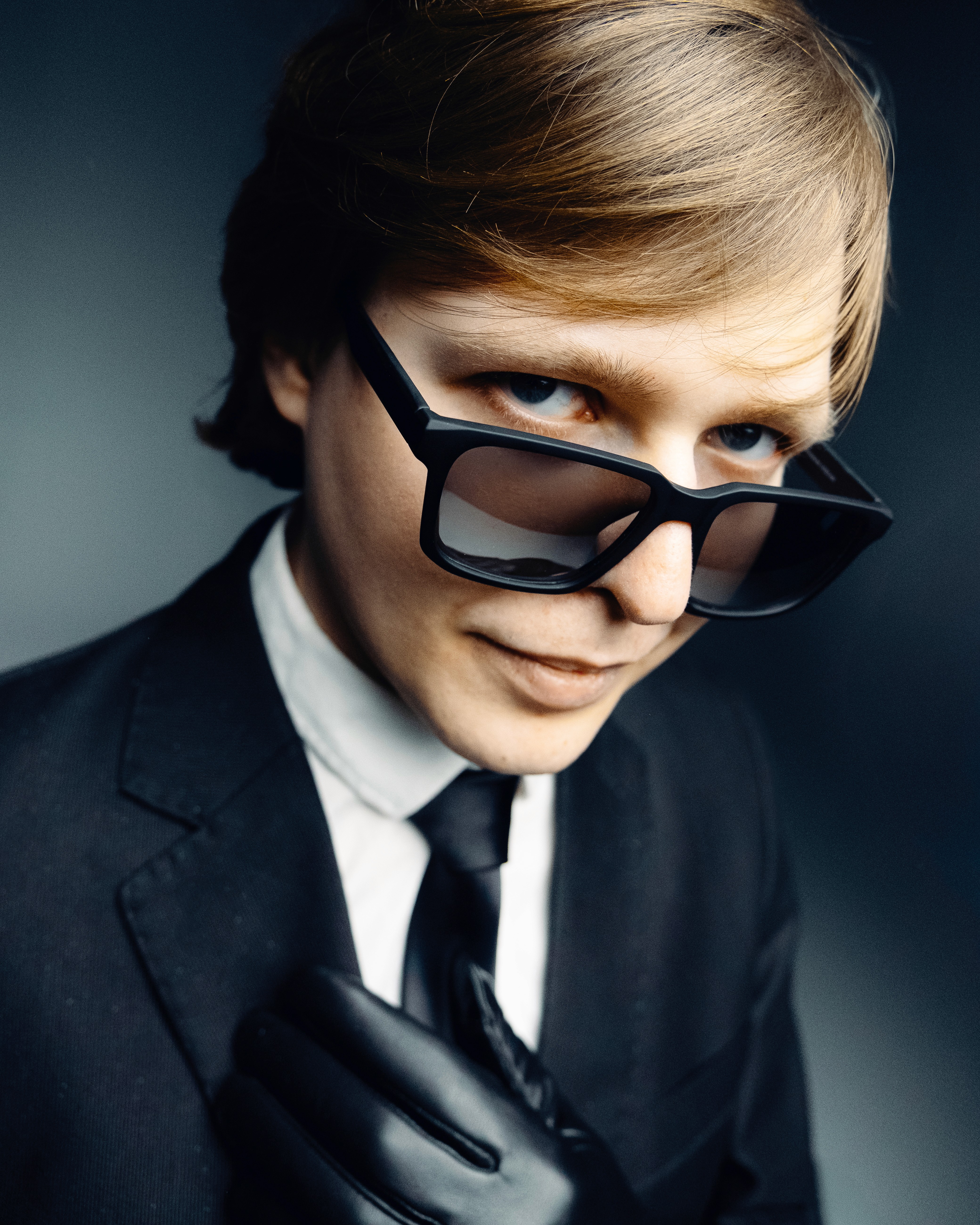 Rodion – Star Behavior – close-up with oversized sunglasses and a confident gaze
