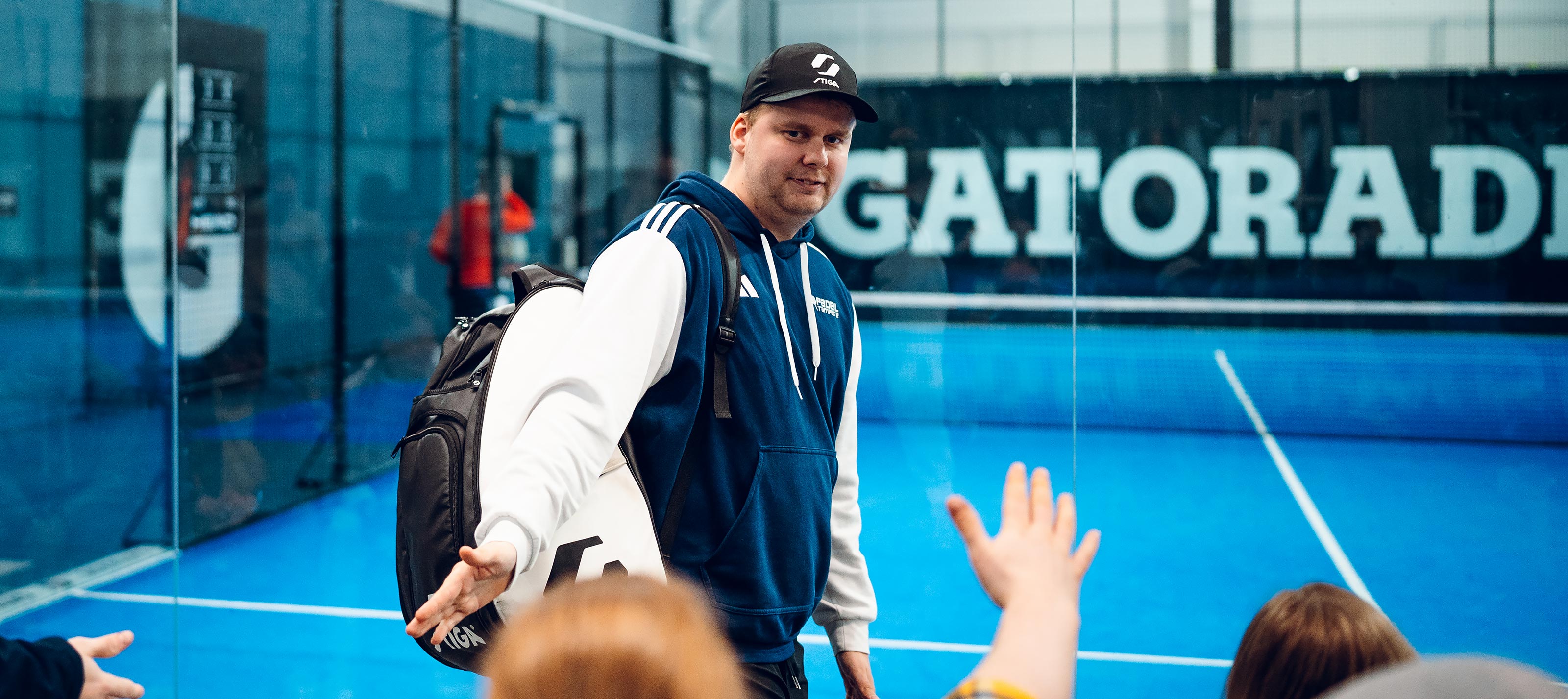 Antti Kampman padel-kentällä tervehtimässä yleisöä