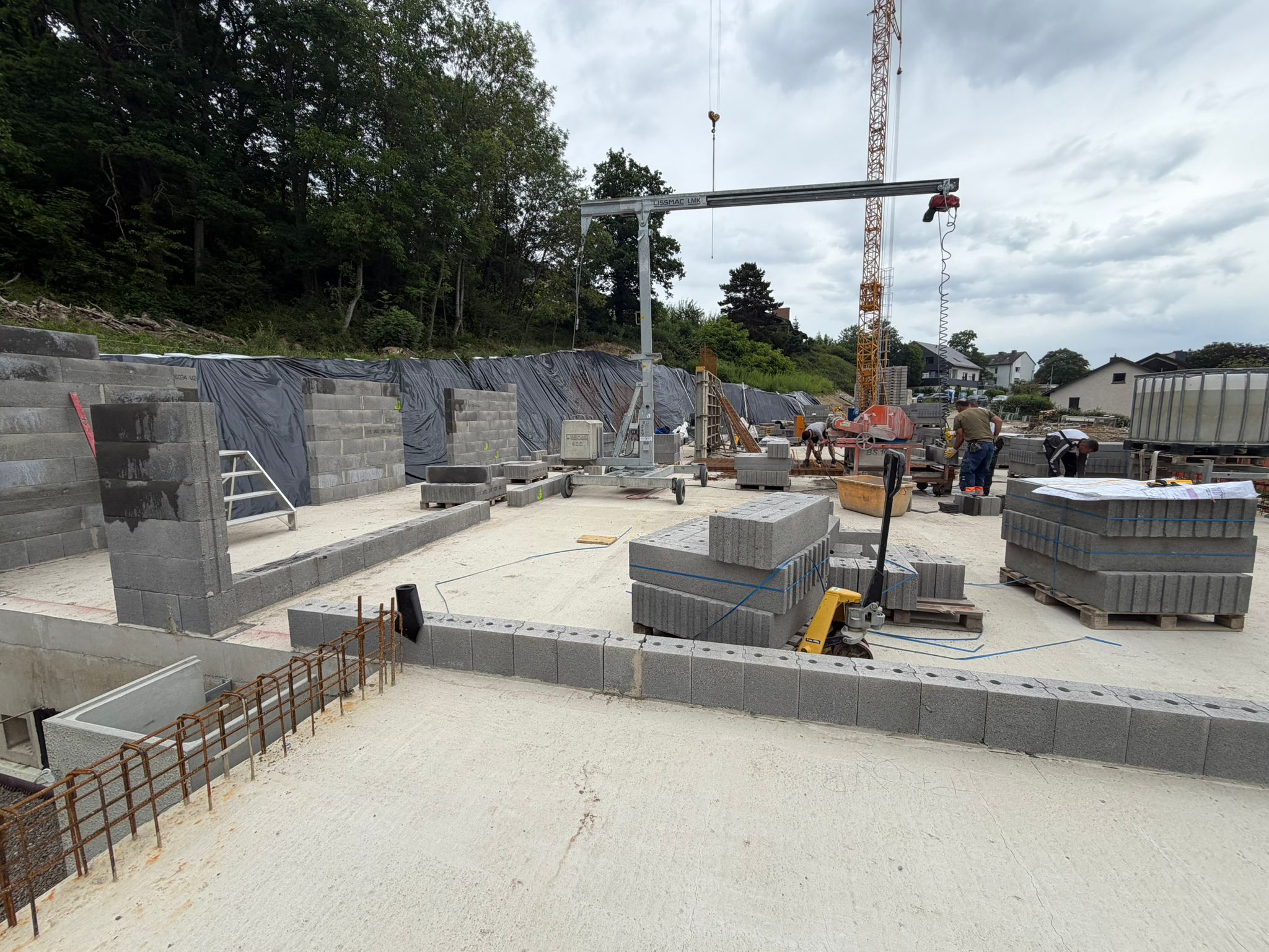 Rohbau Haus B – Baustellenübersicht mit Kran, Juni 2026