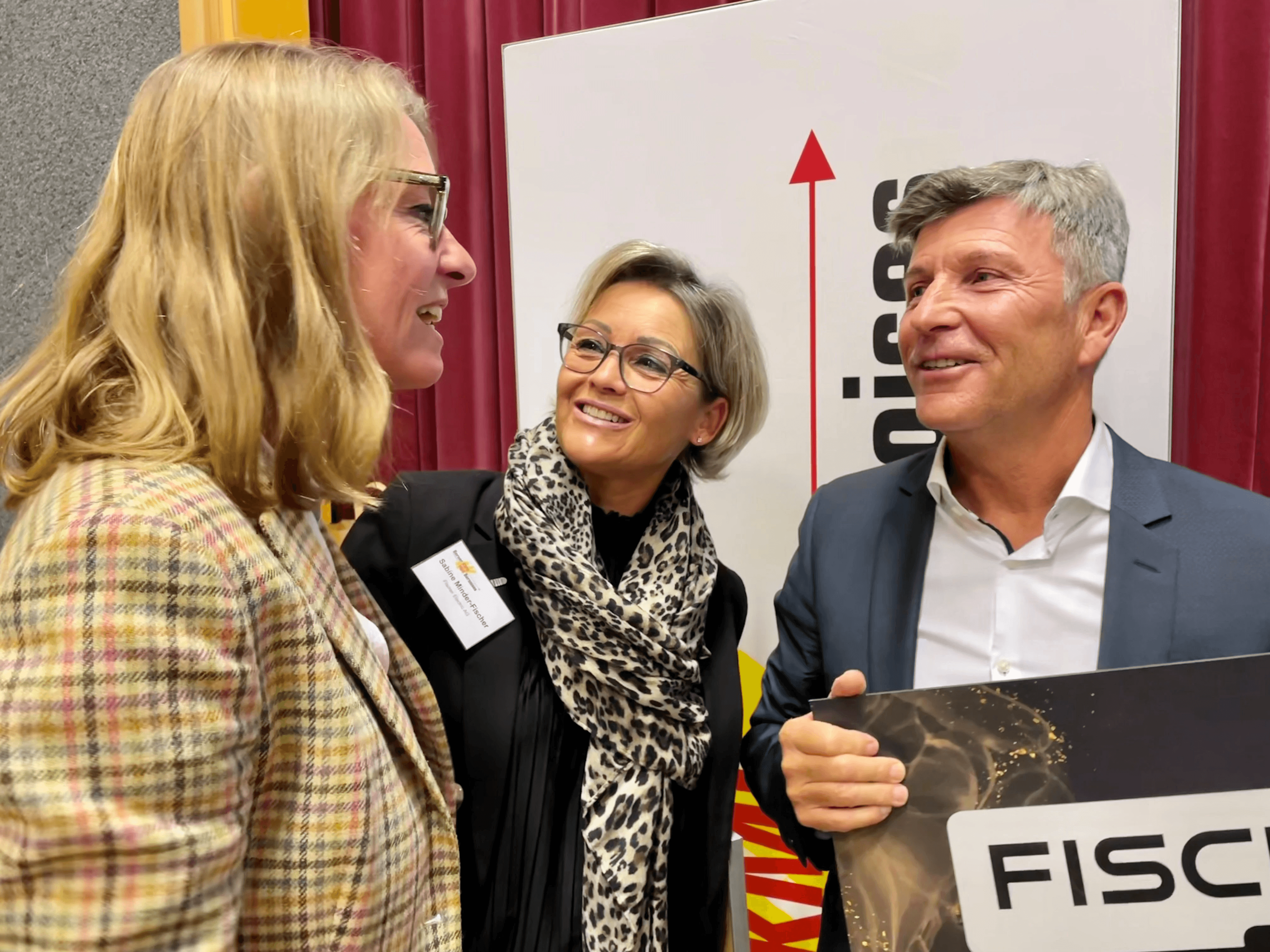 Sabine Minder-Fischer und Hans-Ruedi Minder unterhalten sich bei der Award-Verleihung
