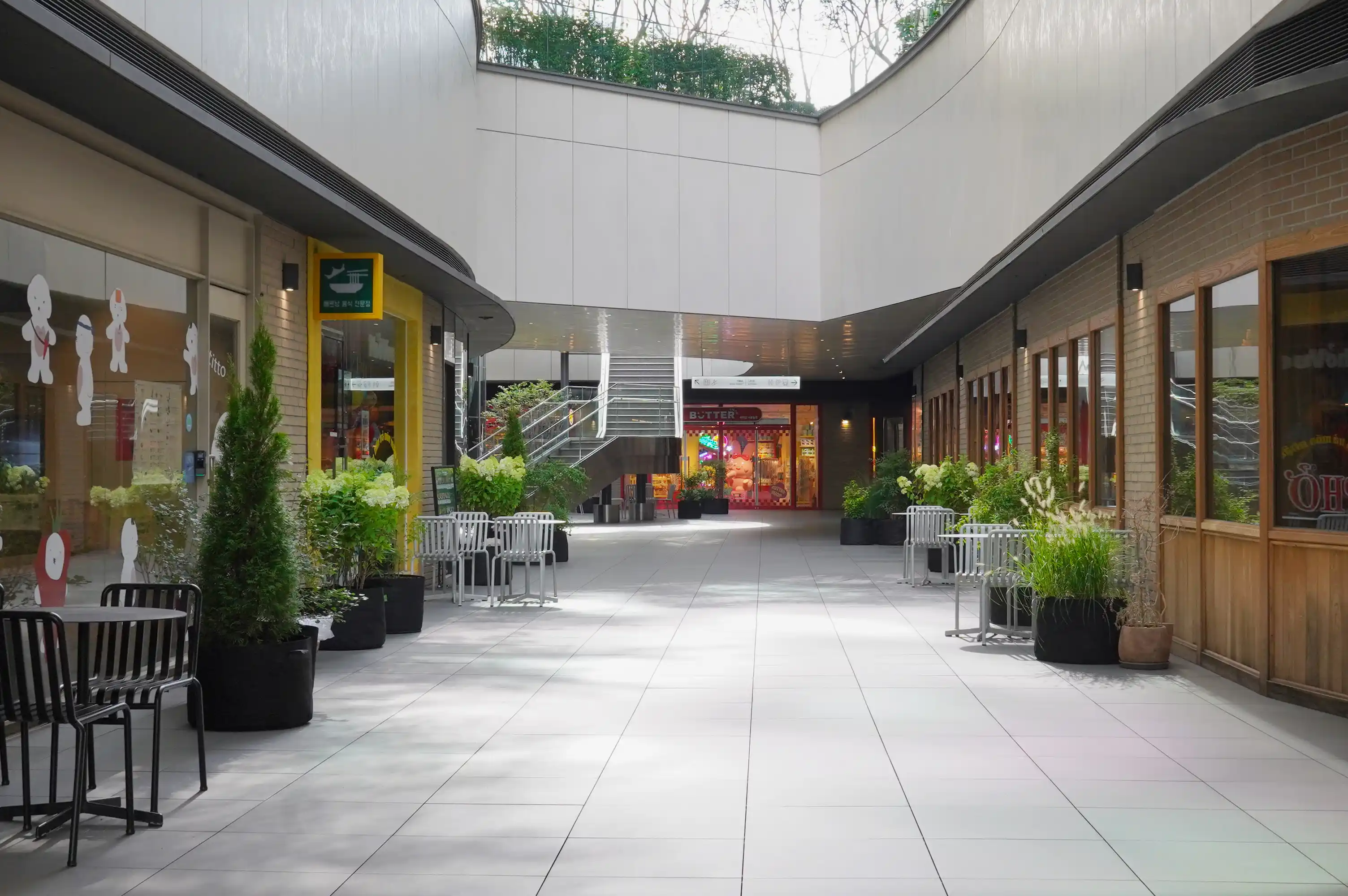 서울숲 디타워 로비 전경. 개방된 천장과 테라스의 식물 화분들