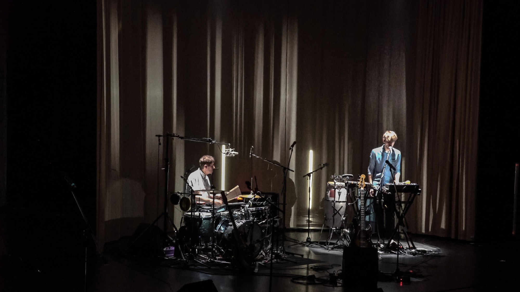 Woanders - stage projection mapping