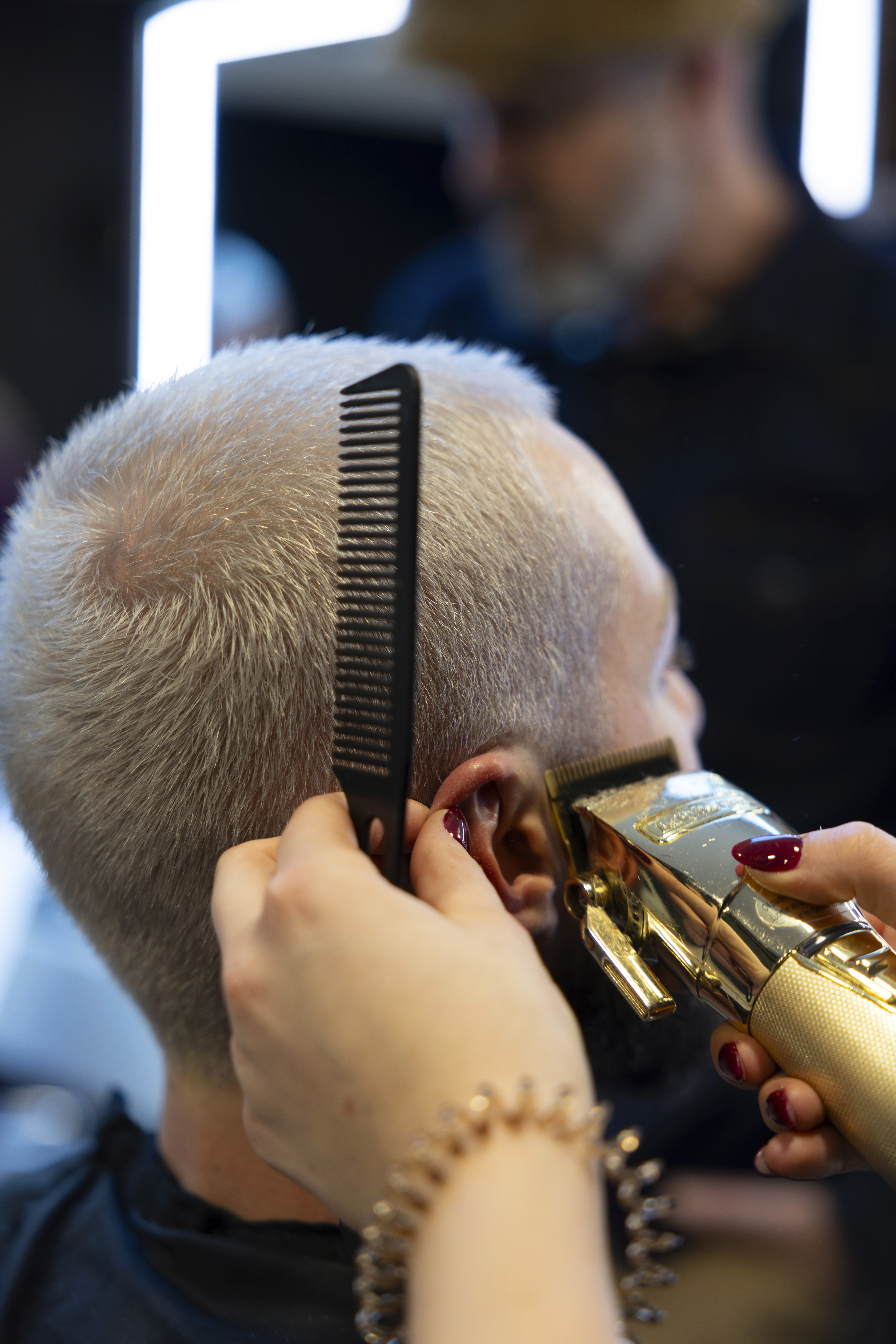 Detailaufnahme eines Haarschnitts im Salon Haarem während der Content-Produktion