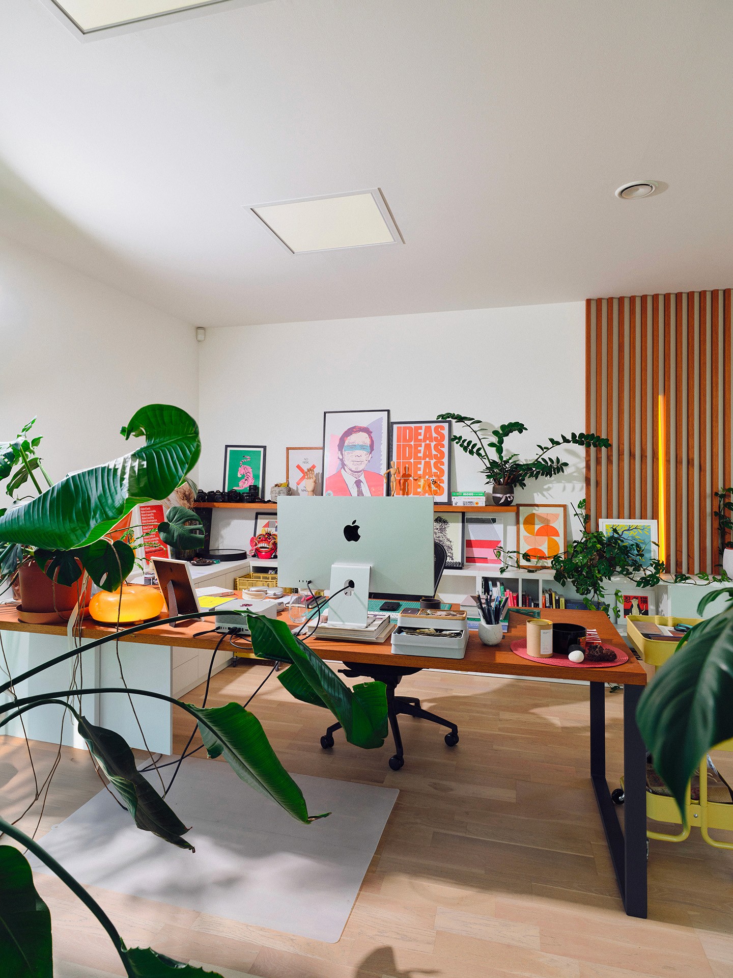 Článek na Design Bod o nahlédnutí do pracovního home office českého designéra Luboše Volkova, kde se setkává estetika, funkčnost a osobní inspirace. místo plné rostlin, knih a nápadů, které formují jeho kreativní proces UX designera.