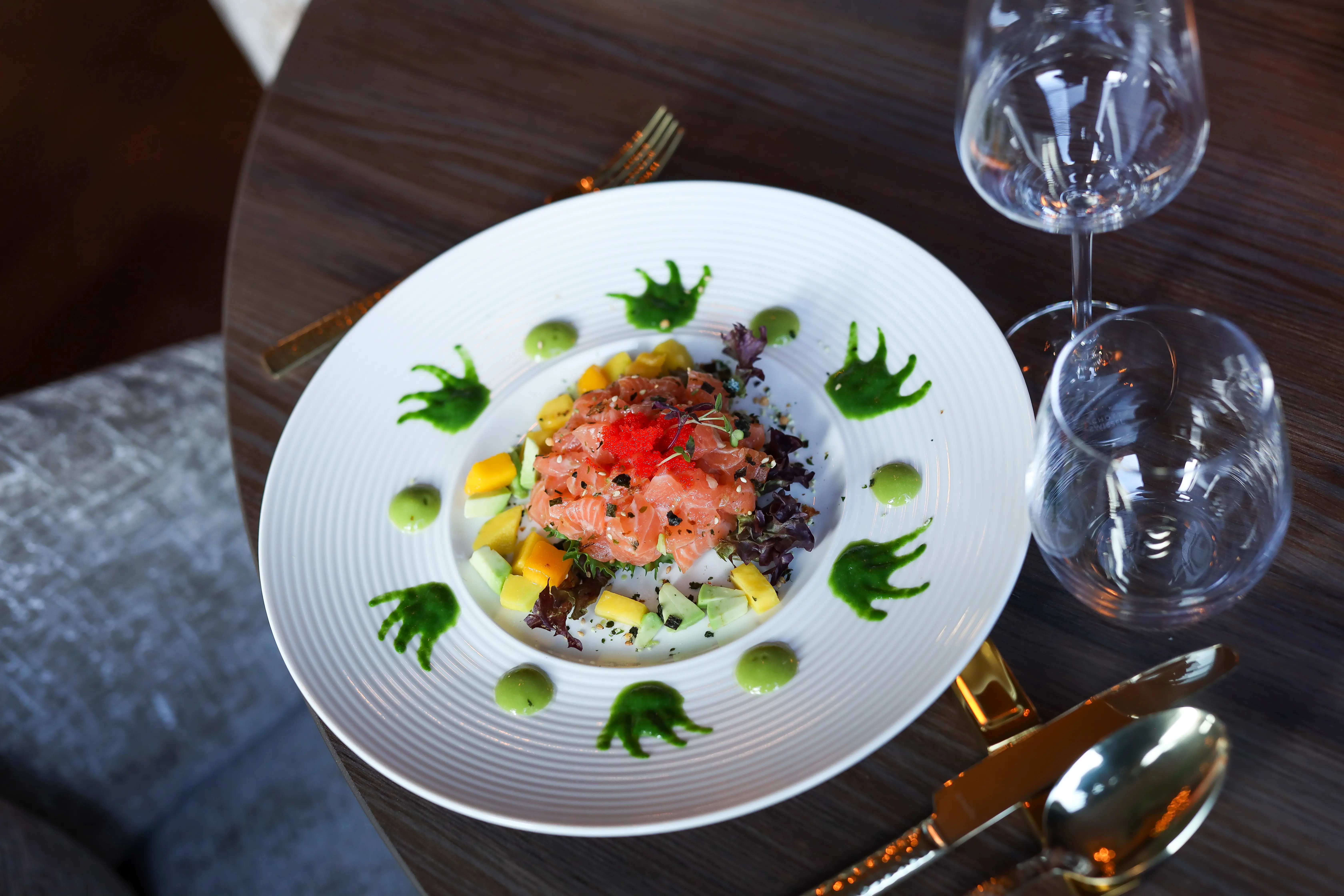 Tafel met zalm gerecht