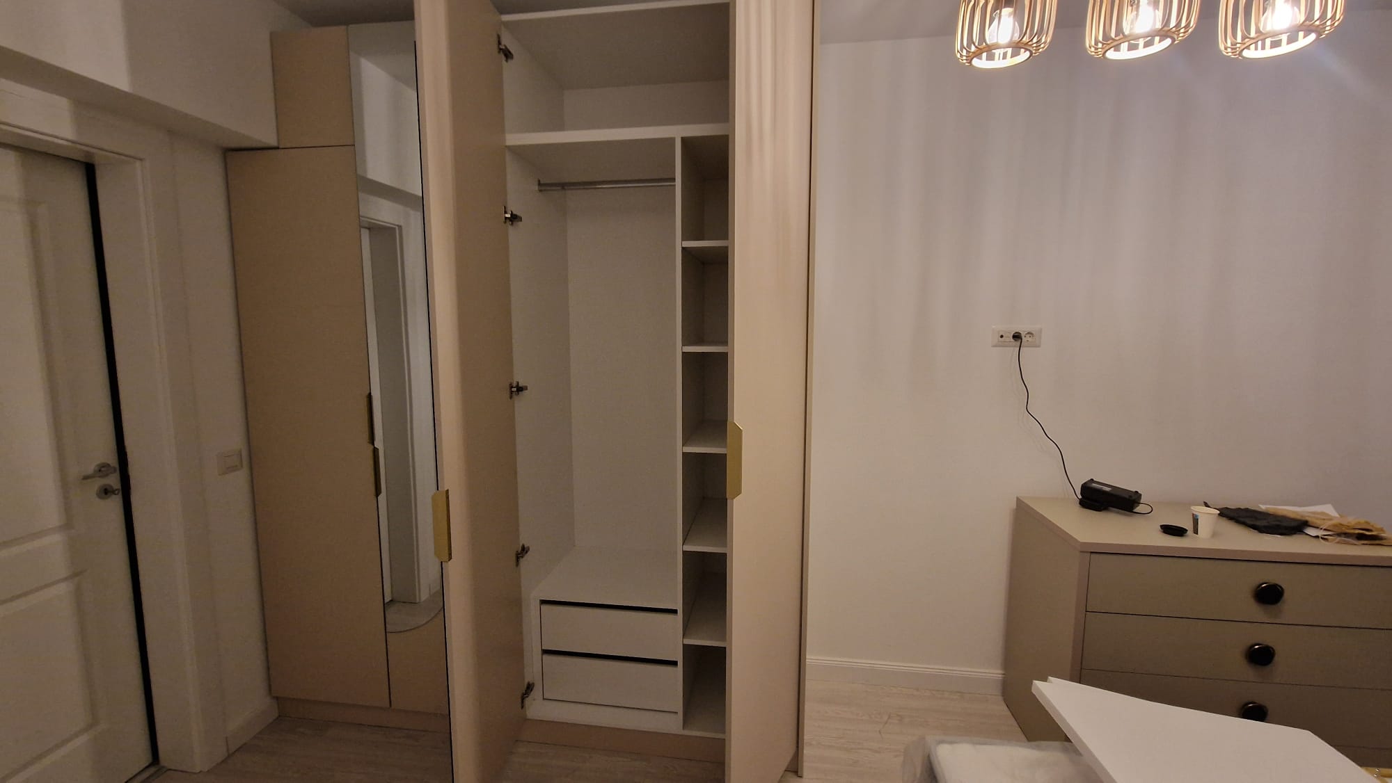 Aceeași cameră cu uși deschise: module cu rafturi și sertare interioare, acces facil.