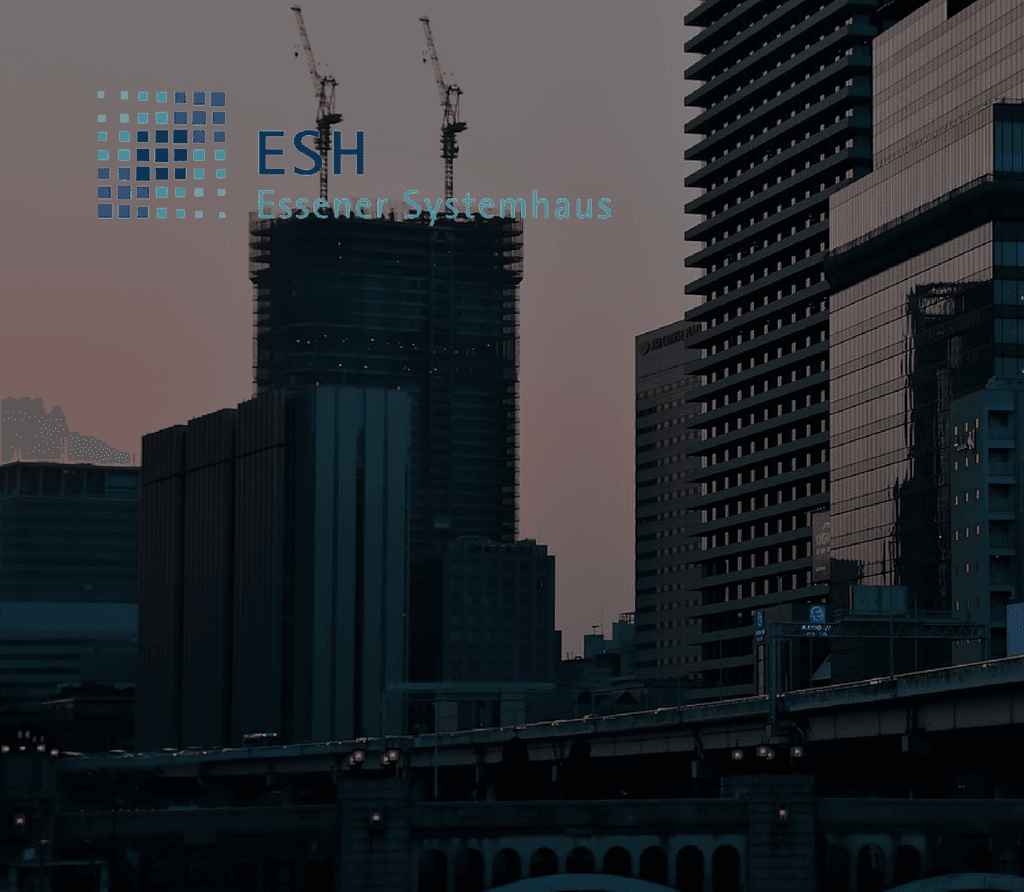Auf dem Bild befindet sich eine moderne Skyline mit vielen Hochhäusern bei einem schönen Abendrot, darauf befindet sich das Logo des Essener Systemhaus