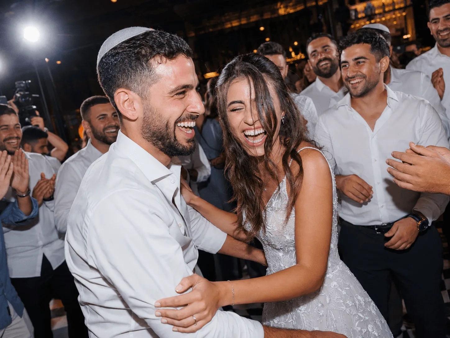 חתן וכלה צוחקים ברחבת הריקודים