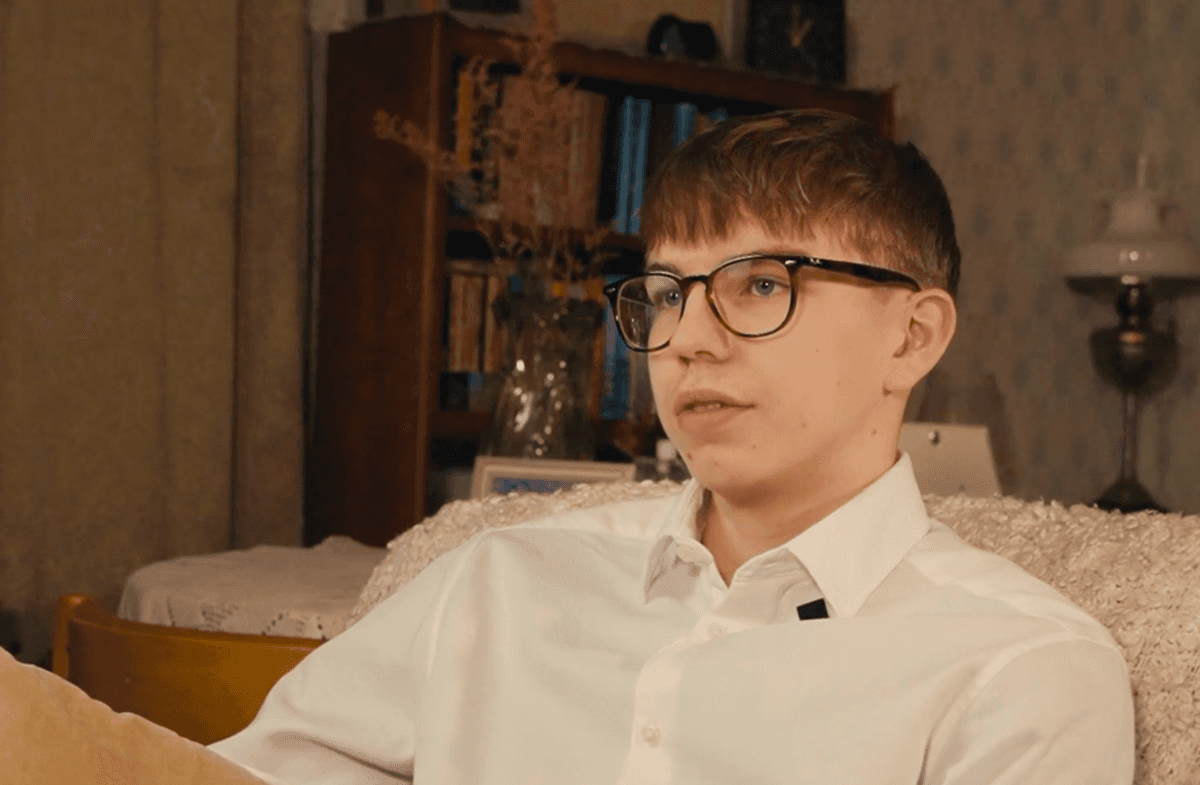 Noormees prillidega kodus intervjuud andmas