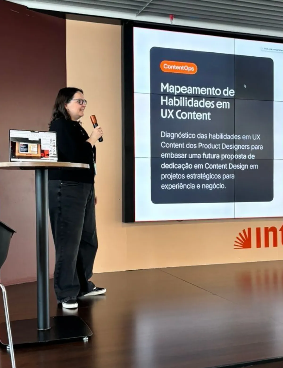 shallow focus photo of woman in gray jacket