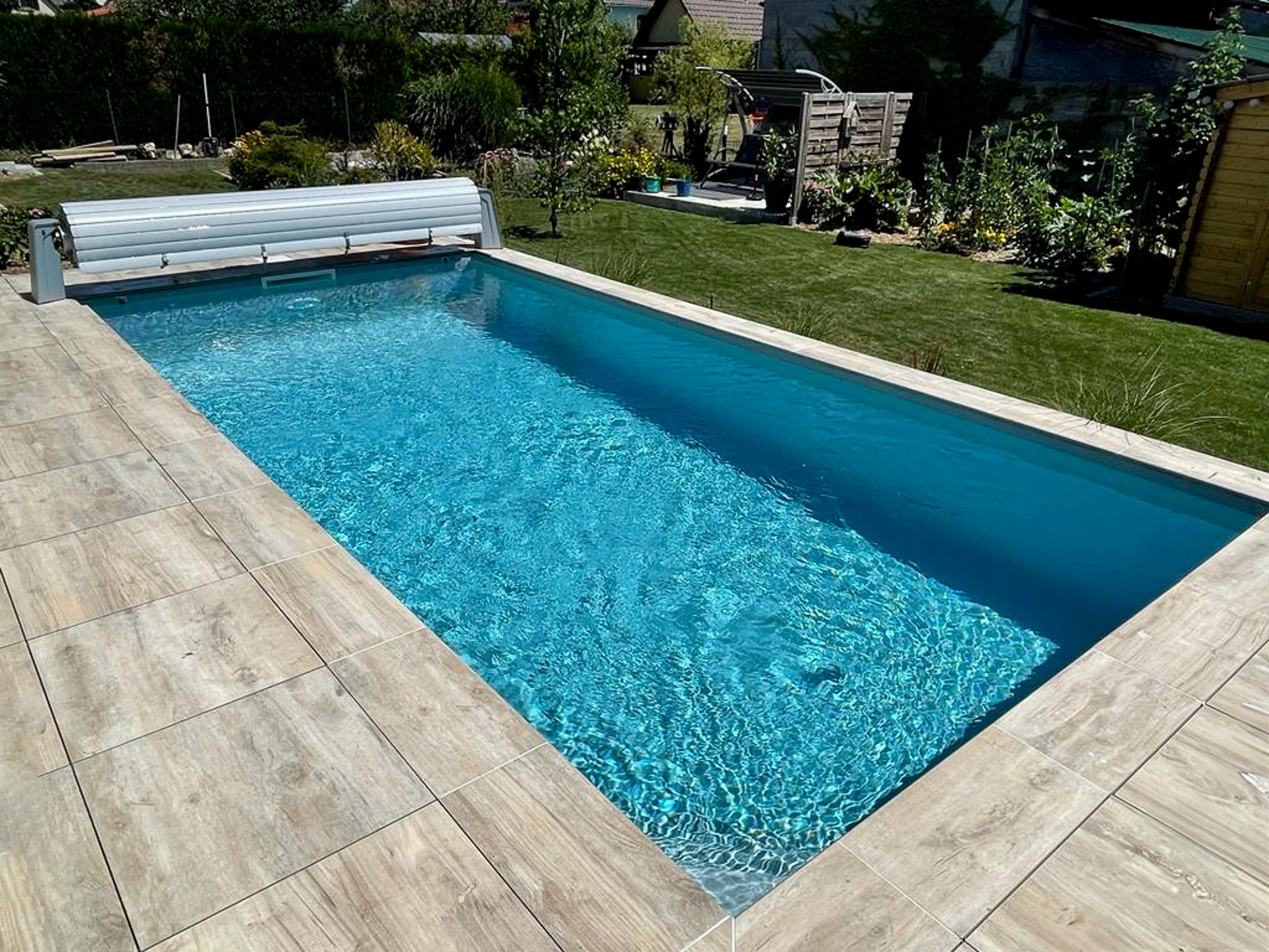 Piscine sur-mesure avec terrasse bois à Kembs, conçue par Acqua Terra pisciniste dans le Haut-Rhin