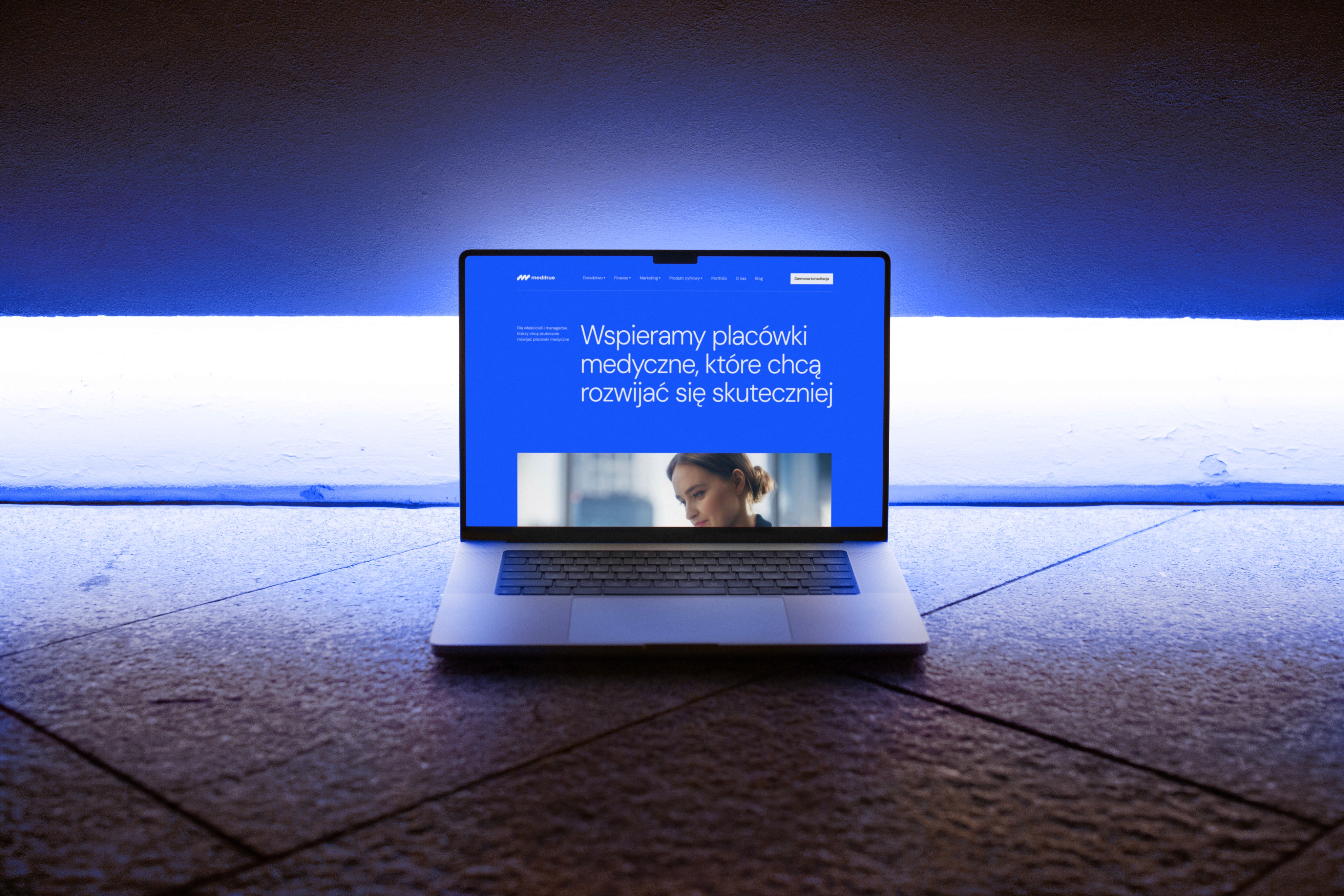 Laptop mockup with meditrue website