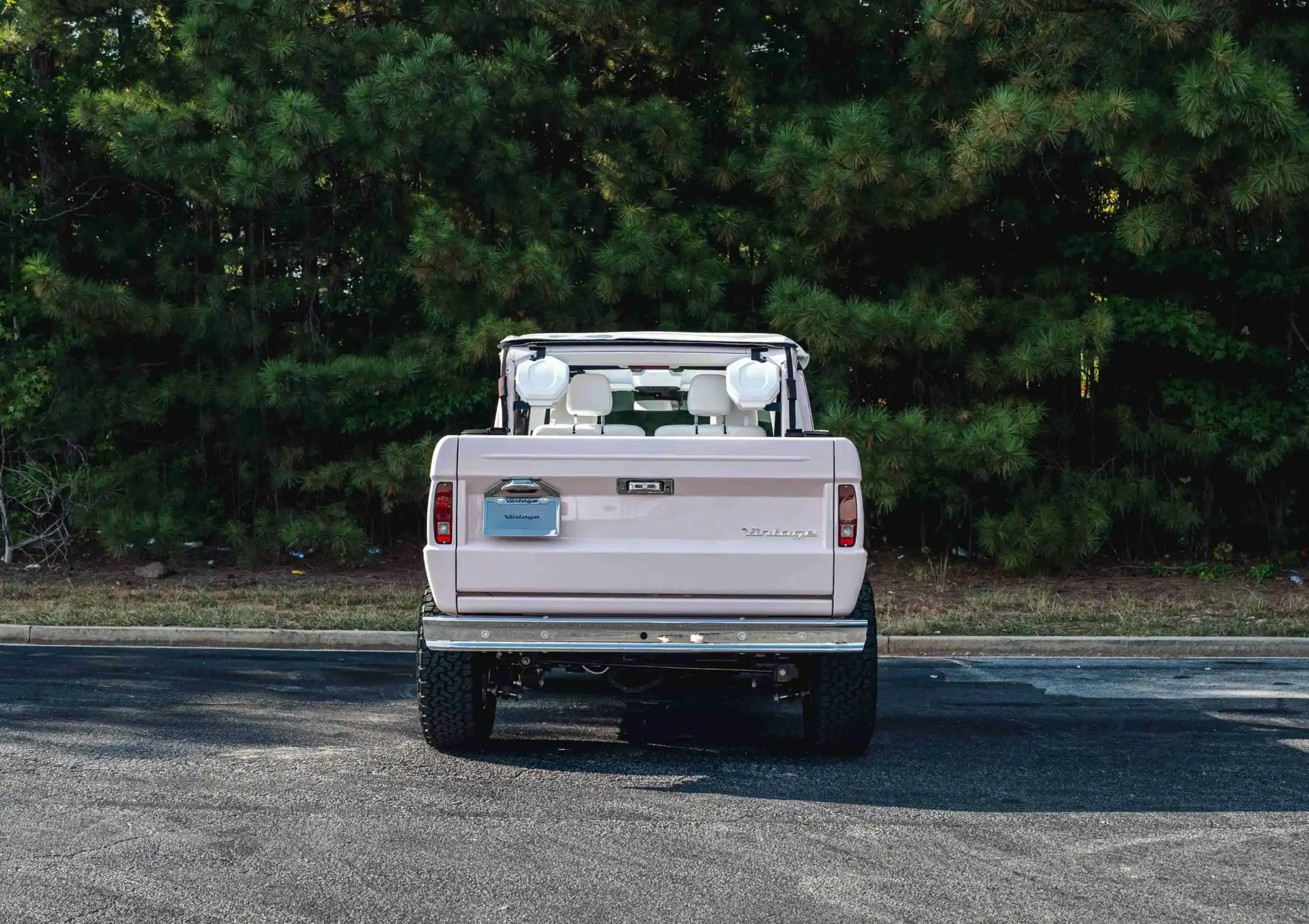 a person swimming in the water with grass