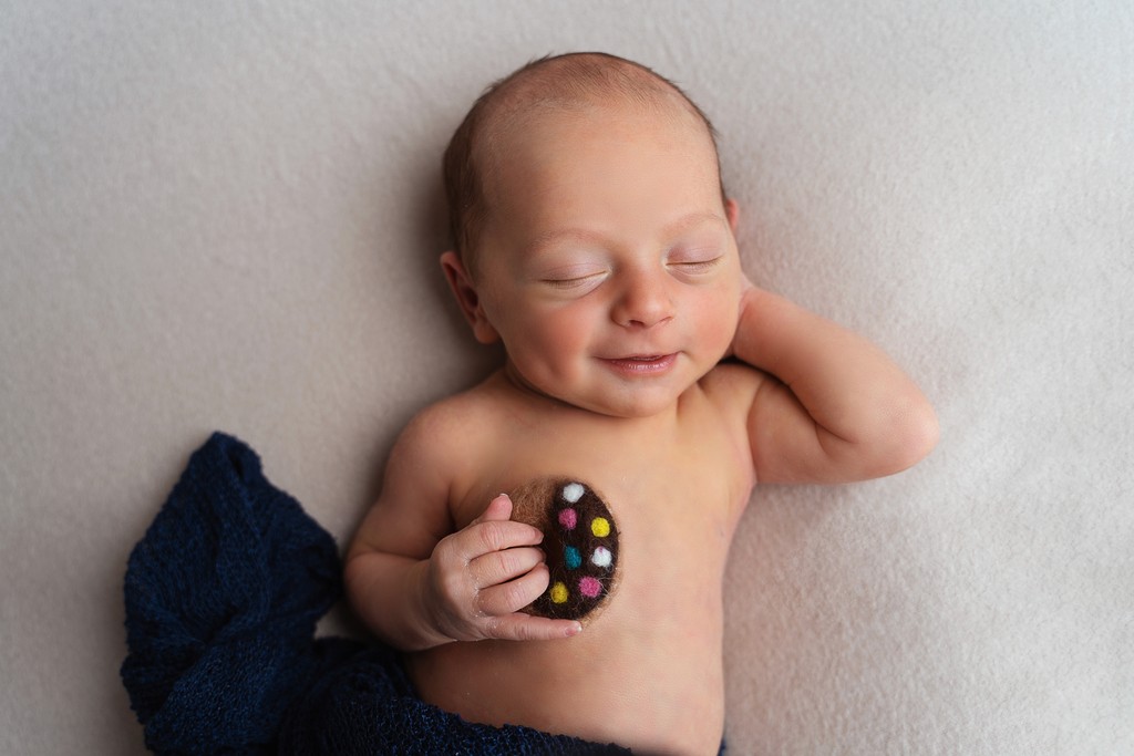 Newborn fotografie spícího novorozence, profesionální focení miminek Praha 9.