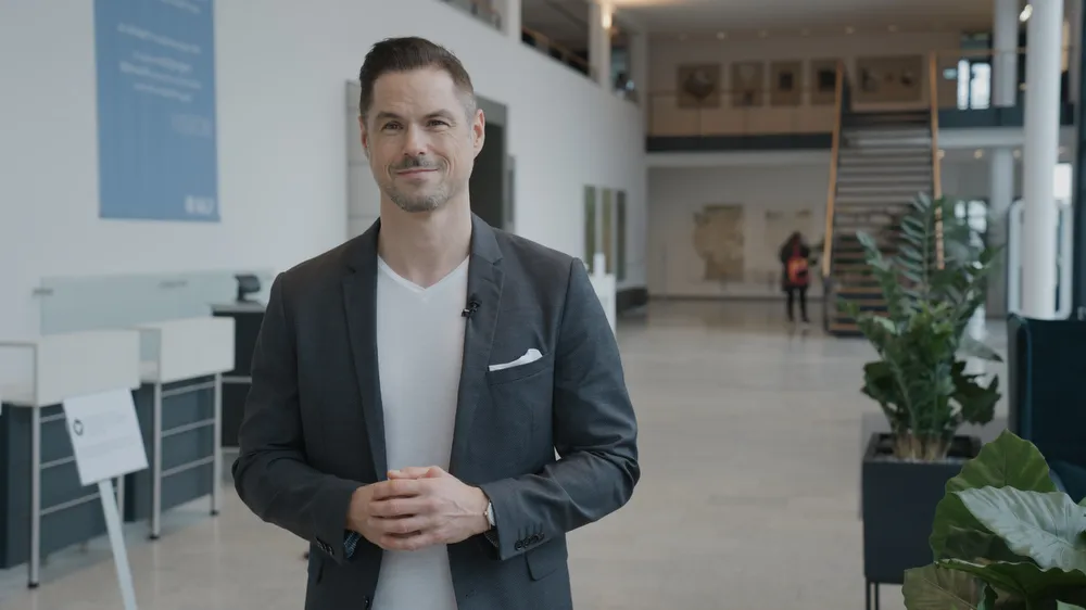 Bereichsleiter Sven Müller spricht in die Kamera beim Stipendium MLP Medical Excellence 2025.