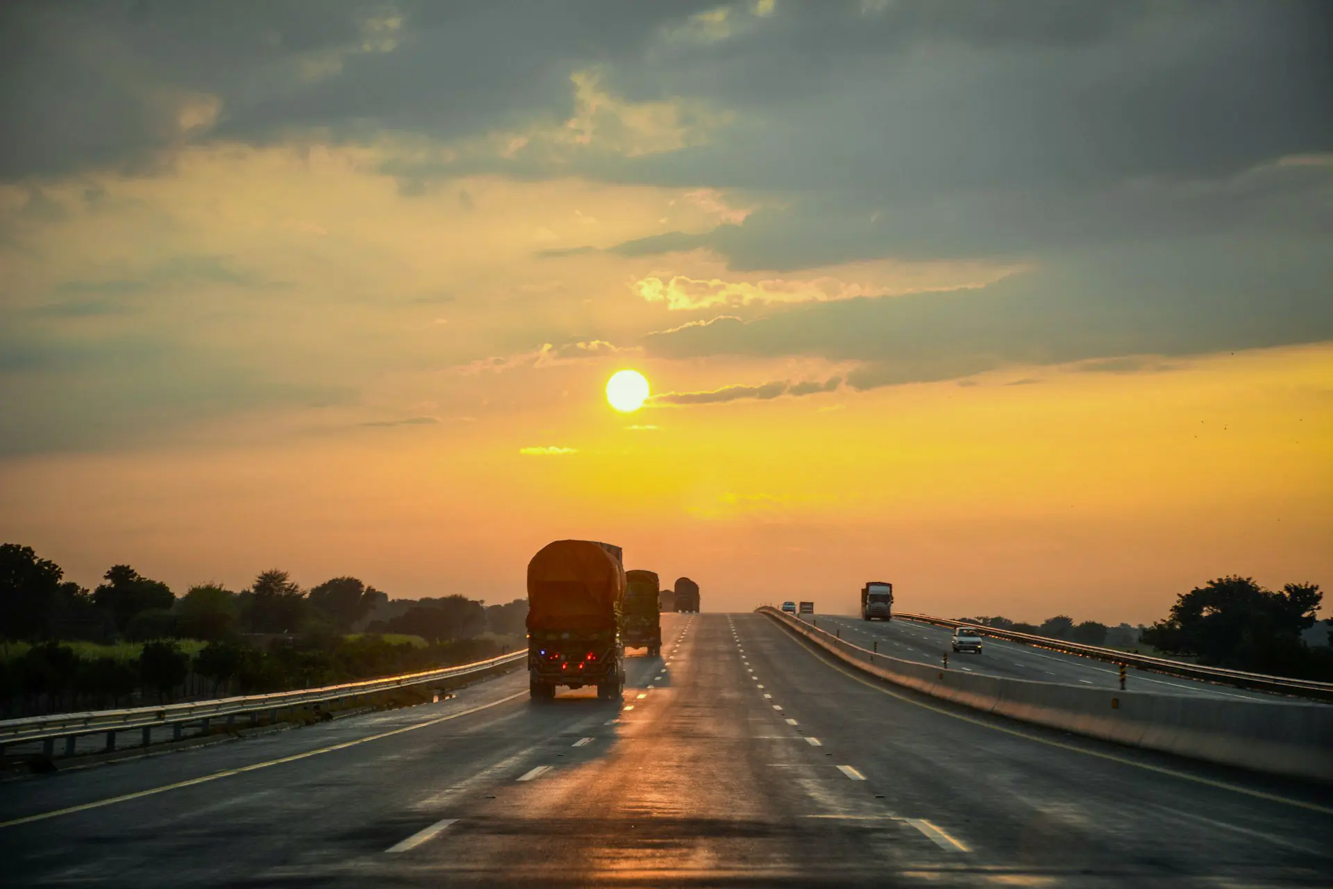 Image of a truck in a interstate highway.
