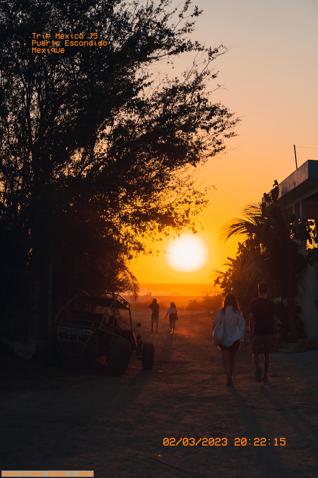 Coucher de soleil à Puerto Escondido avec des silhouettes marchant vers la plage.