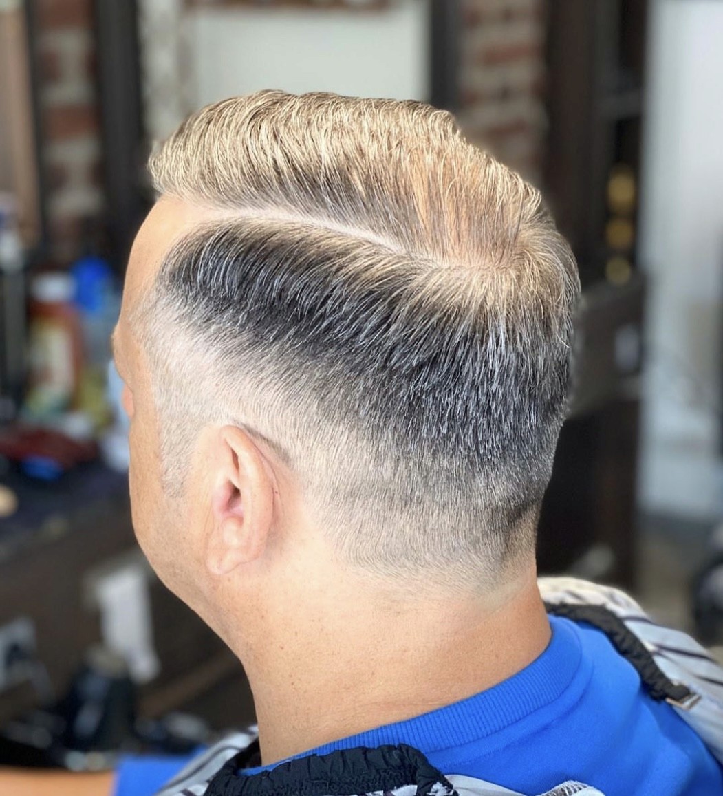 Fade-Haarschnitt mit Scheitel und Kontur