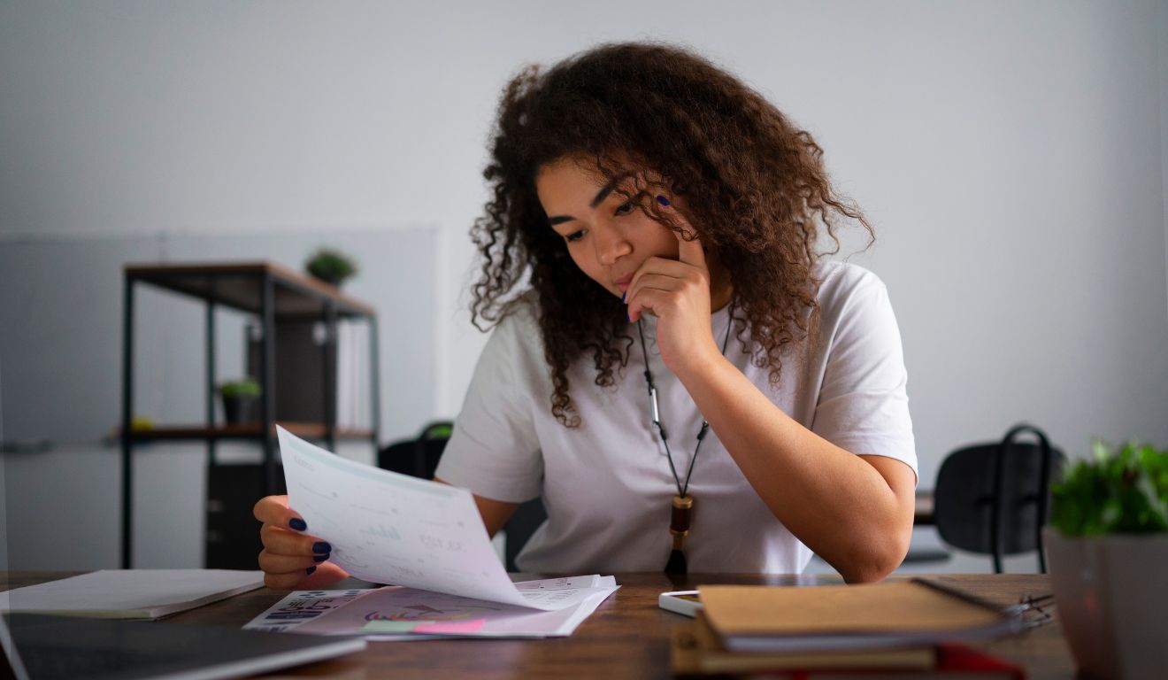 Imagem mostra mulher organizando cobranças