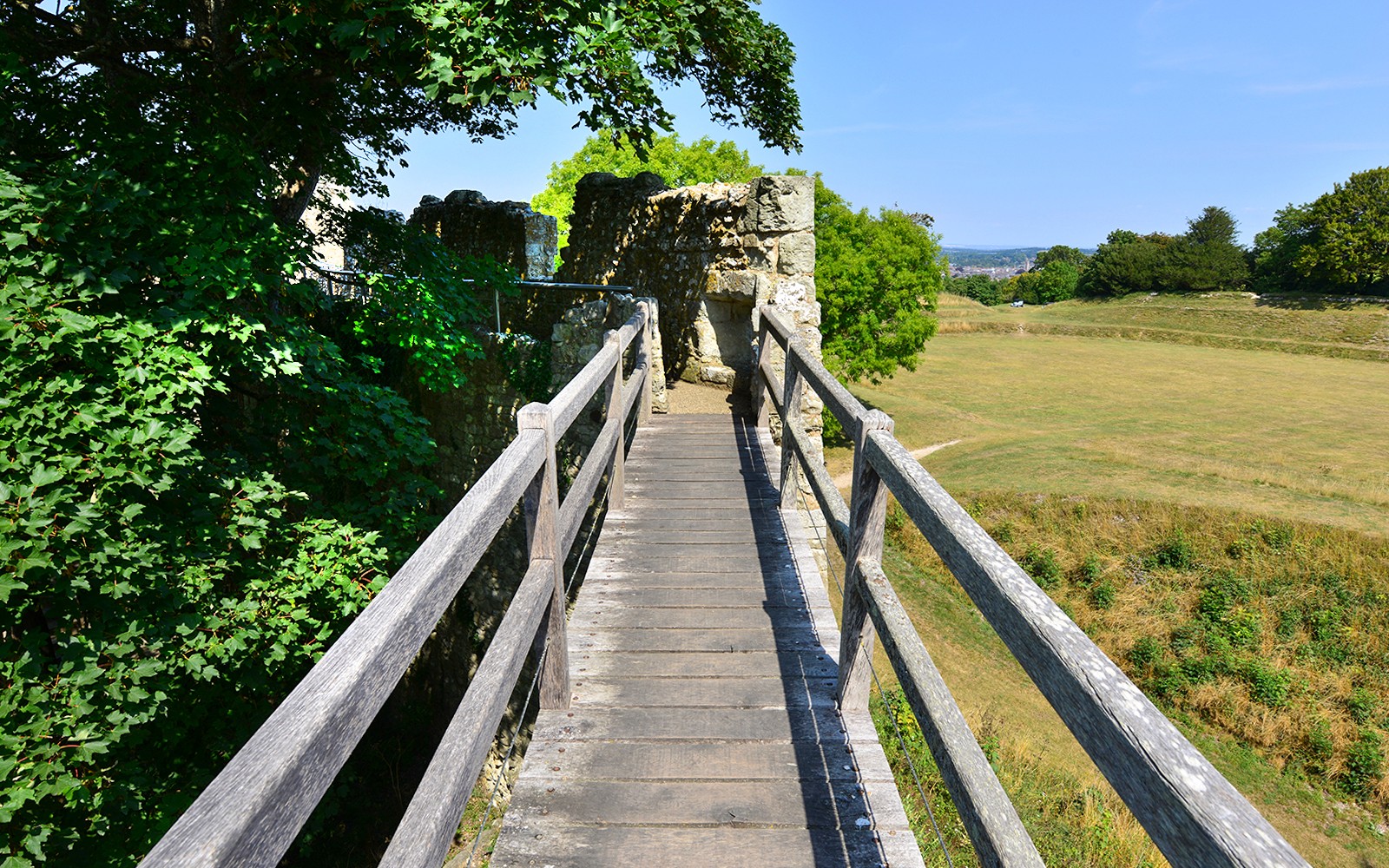 通往卡里斯布鲁克城堡遗址的小道，四周环绕着绿意盎然的景色。