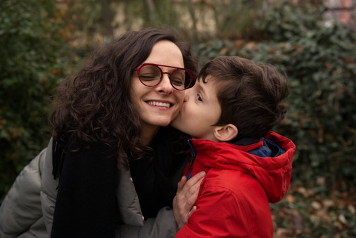 Rodinné focení venku v přírodě - objímající se maminka se synem