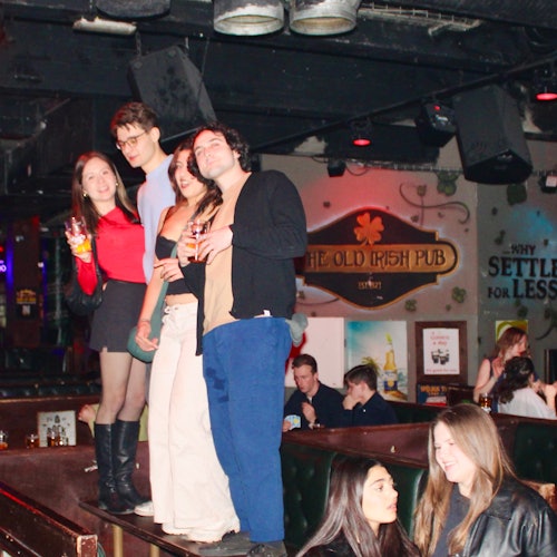 Barhoppere, der danser på bordene