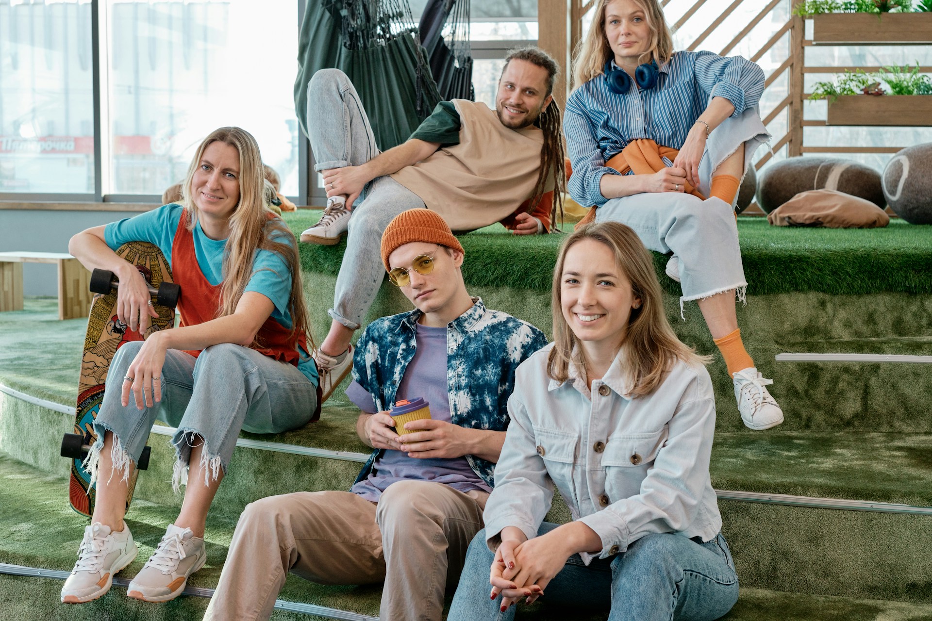 group of peoples are sitting in formance workspace