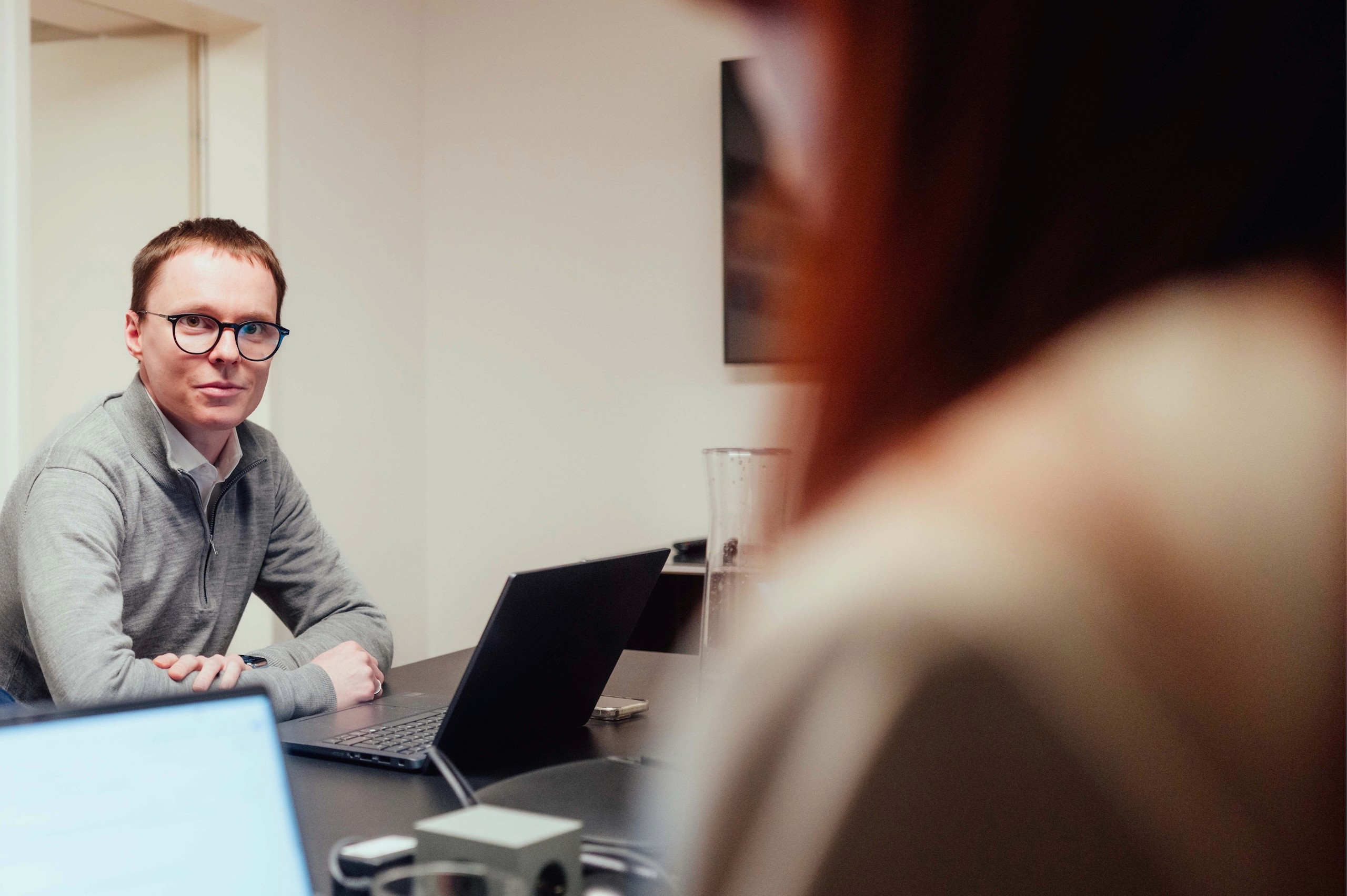 Mitarbeiter beteiligt sich aktiv an Projektmeeting mit Laptop