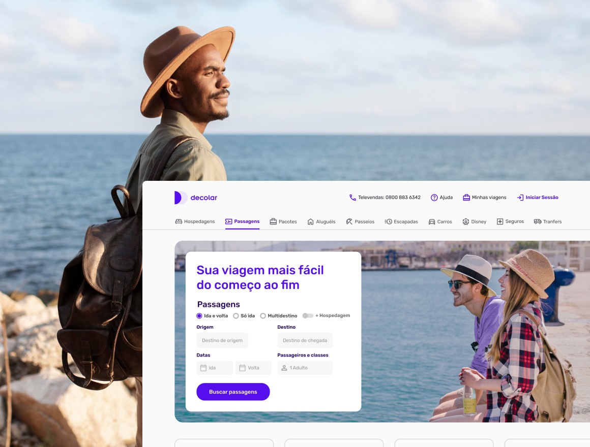 Imagem de layout de site da empresa Decolar, sobre imagem de homem viajando, olhando uma paisagem.
