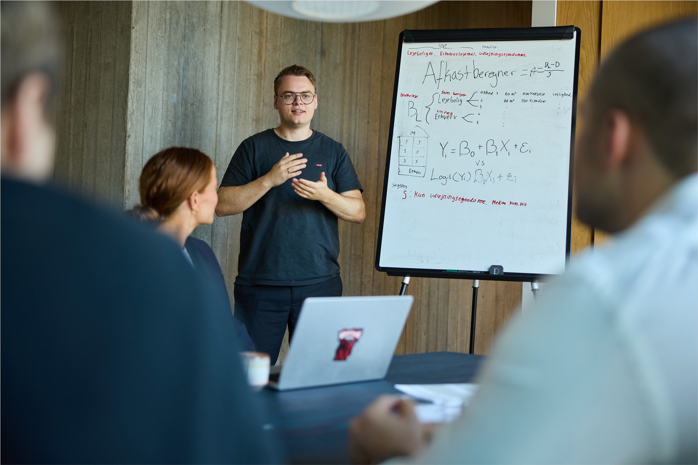 Michael tegner og fortæller om Data Insights