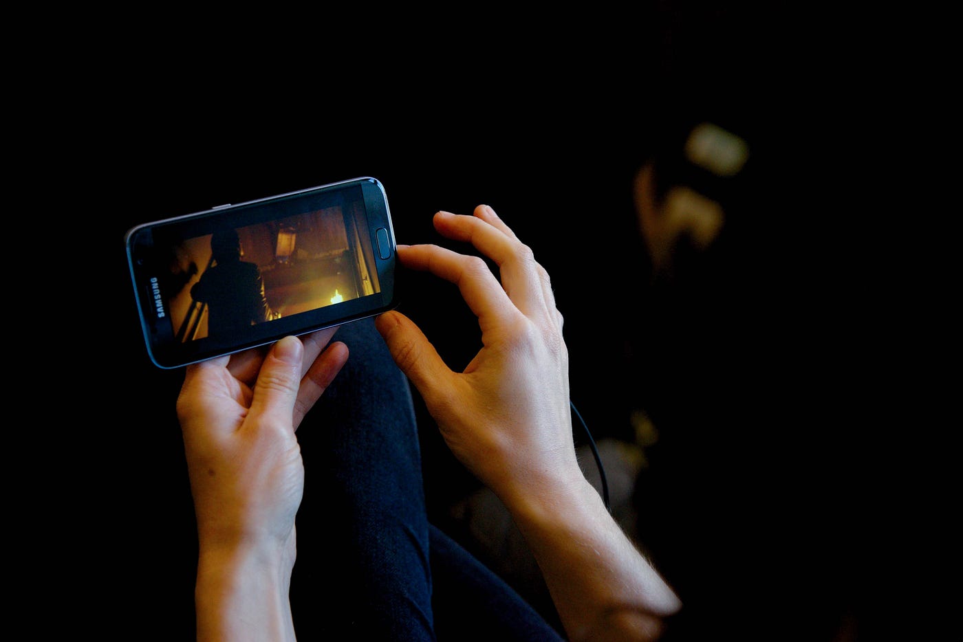 Imagen de persona viendo tv