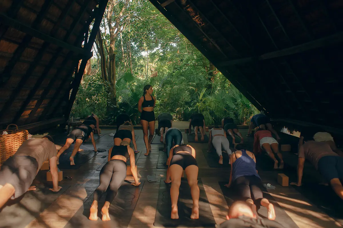 Clase de yoga matutina en la playa de Nomade Tulum, México