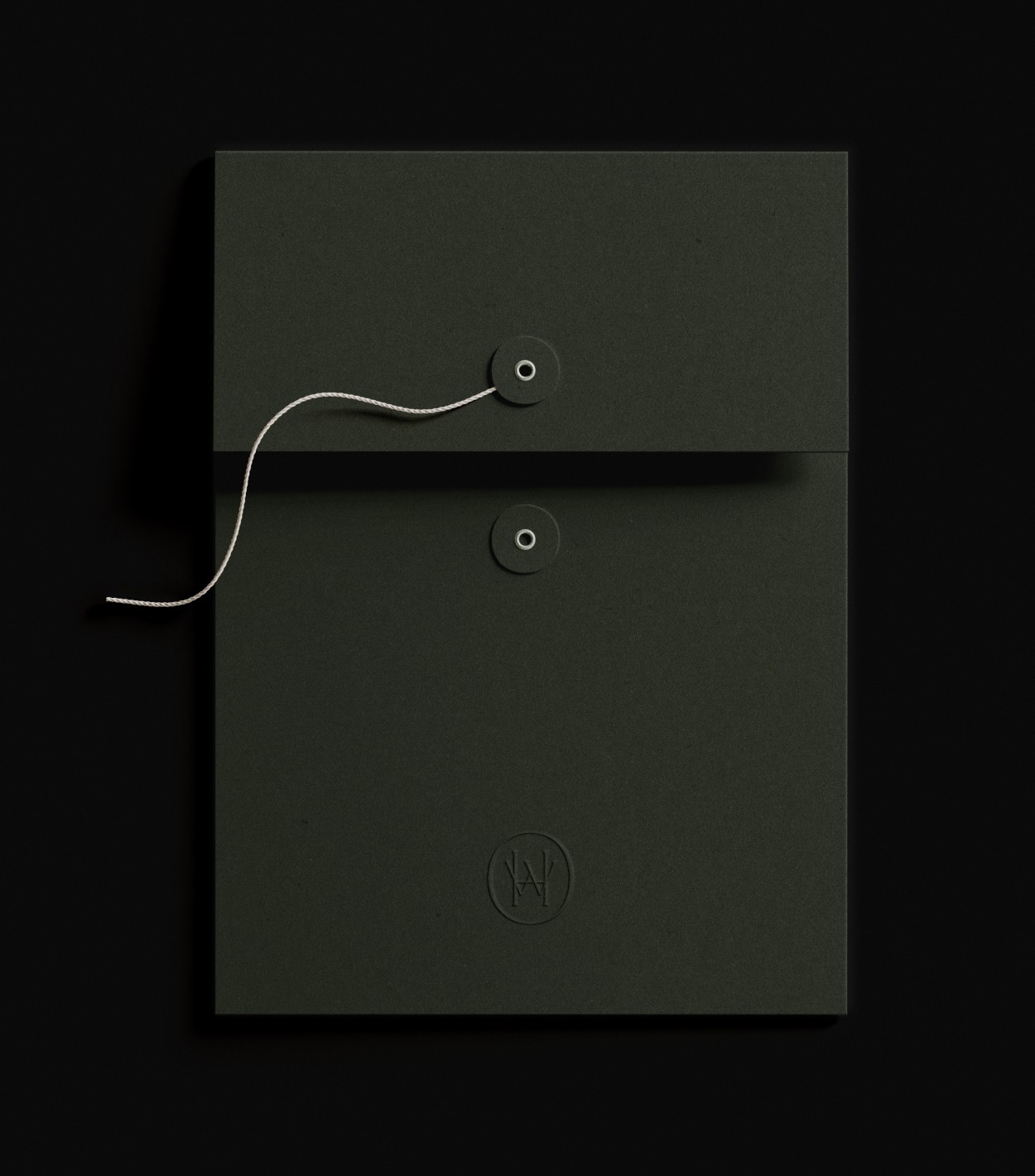 Envelope verde com logotipo Waldheim aplicado em alto-relevo.