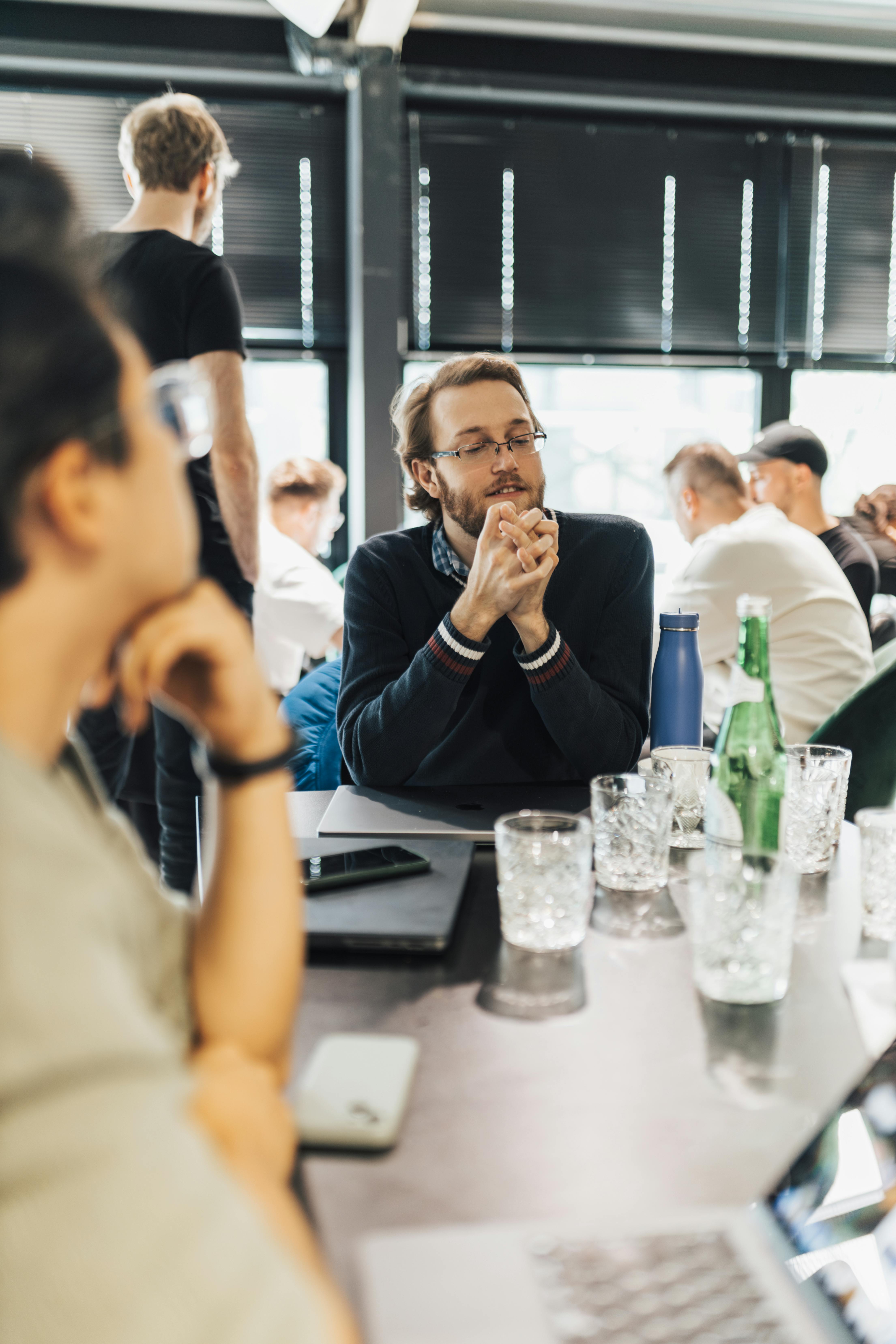 Professionisti adulti in conversazione informale, simbolo della fase di riflessione sul lavoro e sul senso del successo oltre lo stipendio nella seconda parte della carriera.