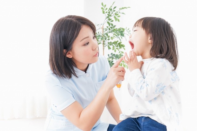 子供の歯科相談中のイメージ