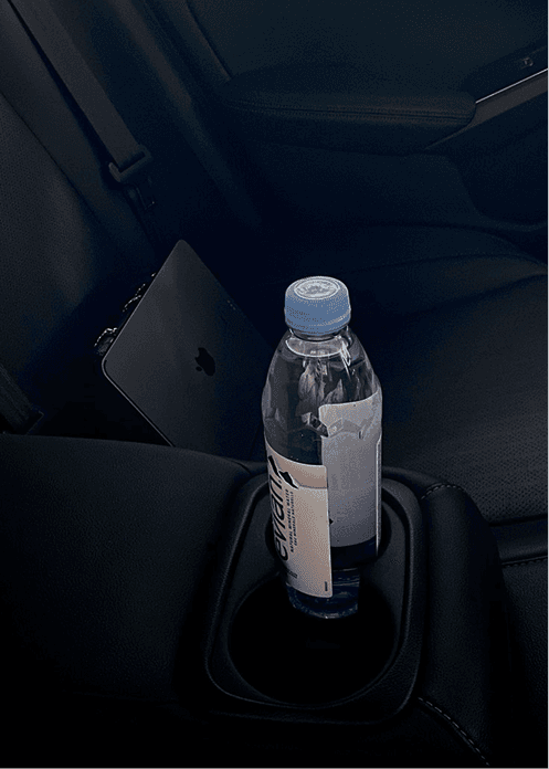 bouteille d'eau entreposée dans un véhicule