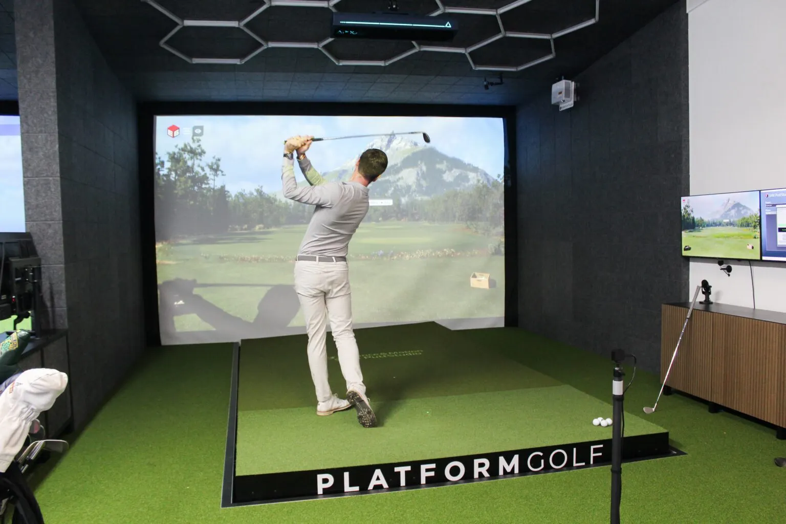 golf-simulator-man-swinging-club