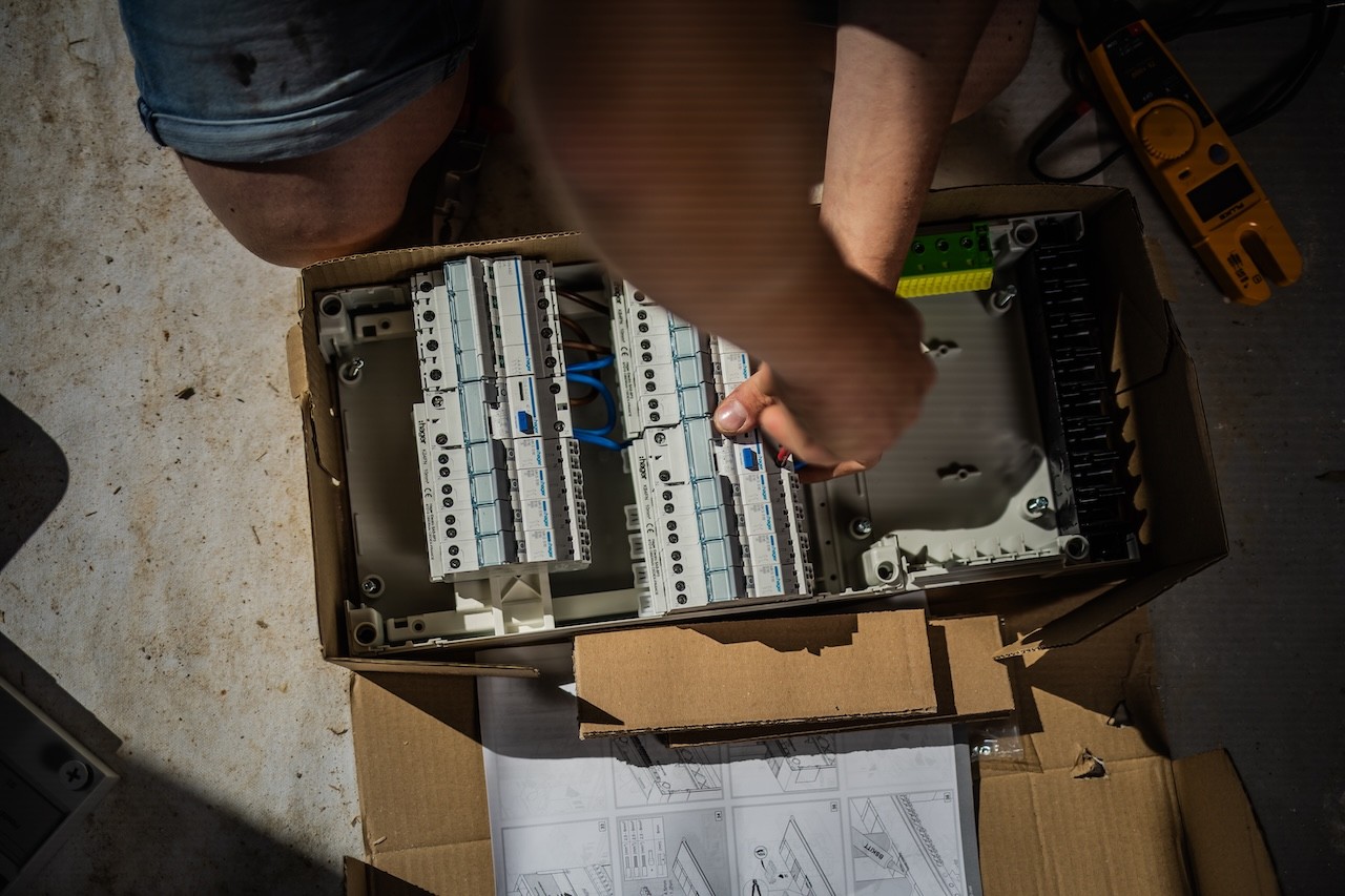 Elektronisch onderhoud door medewerker Van Voorst Elektrotechniek