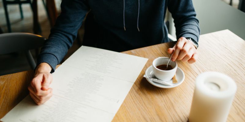 Pemilik kafe merancang menu 