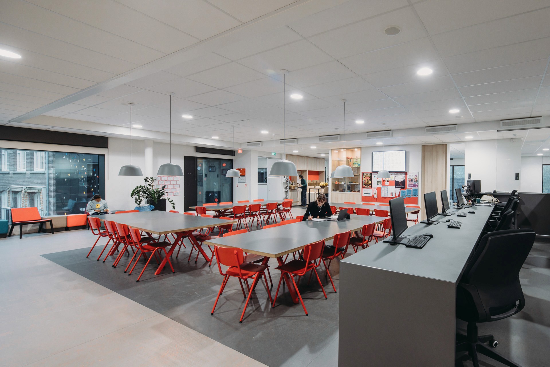 Interior photo of the learning plaza's on one of the floors in the new building of the Metis Montessori Lyceum in Amsterdam