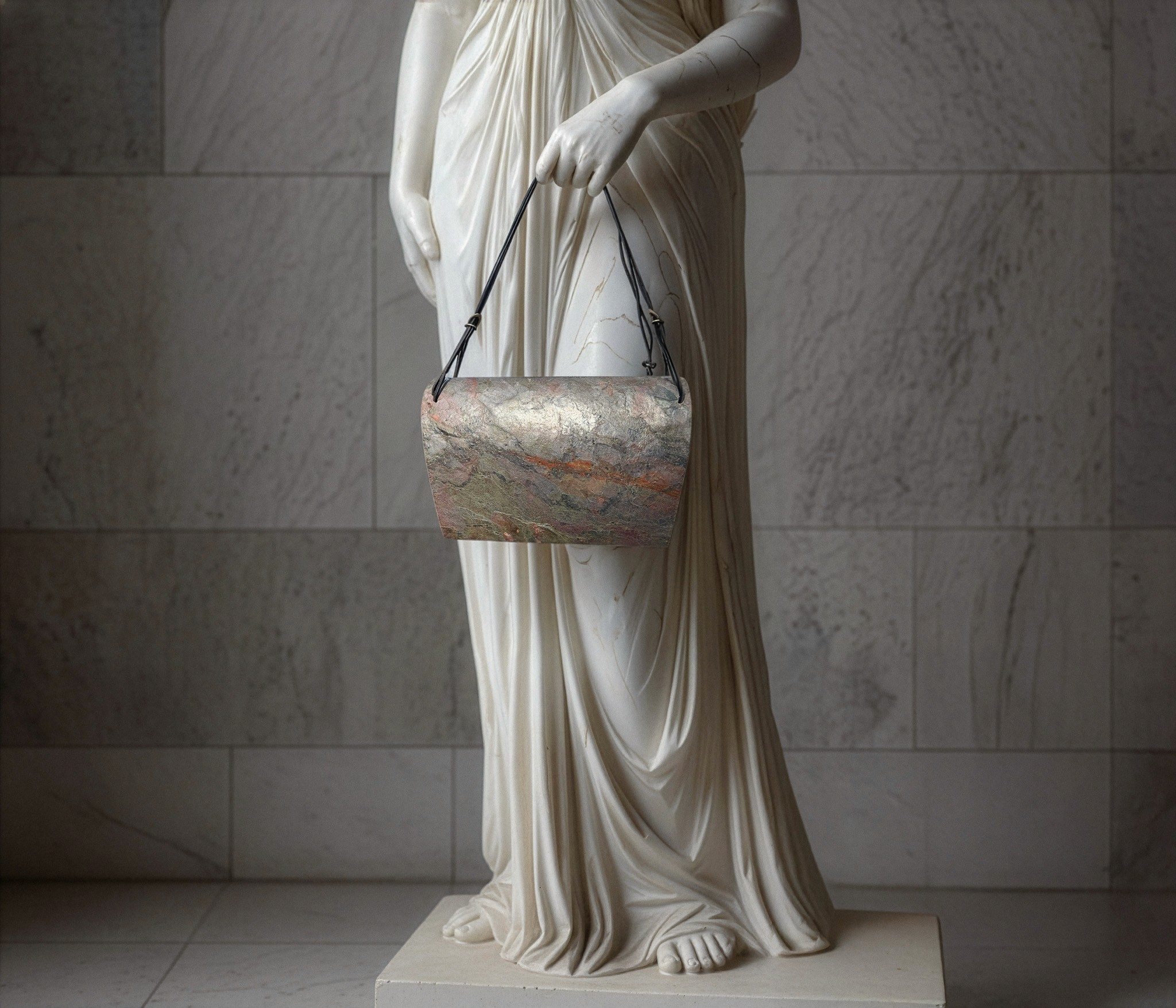 Handtasche mit Schieferoberfläche von Aureir, getragen am Körper