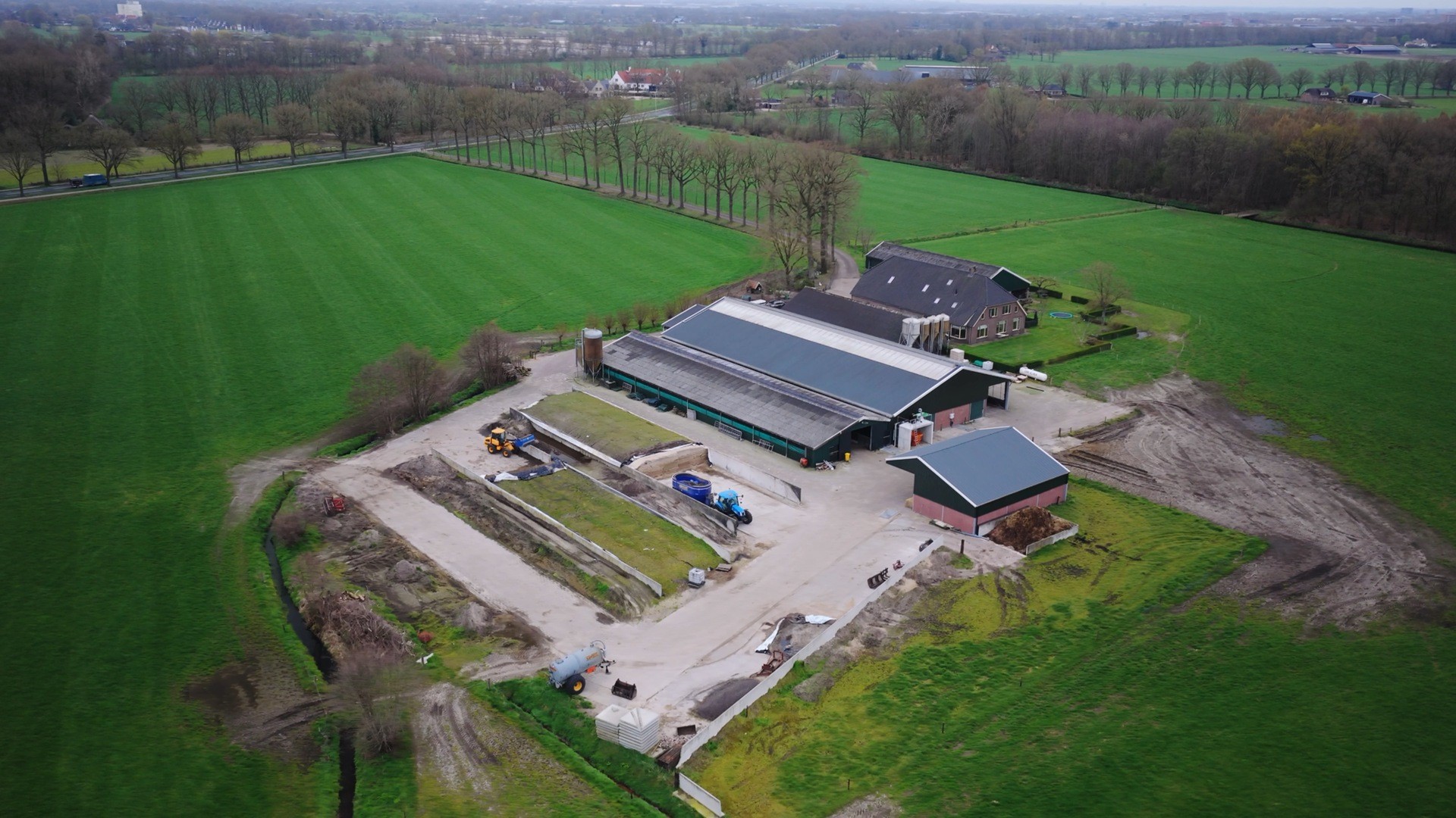 Luchtfoto van een boerderij tussen de weilanden van Renswoude