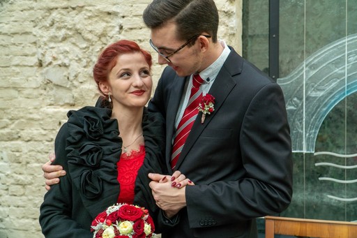 Brautpaar steht eng beieinander und blickt sich liebevoll an bei Hochzeit in Altötting