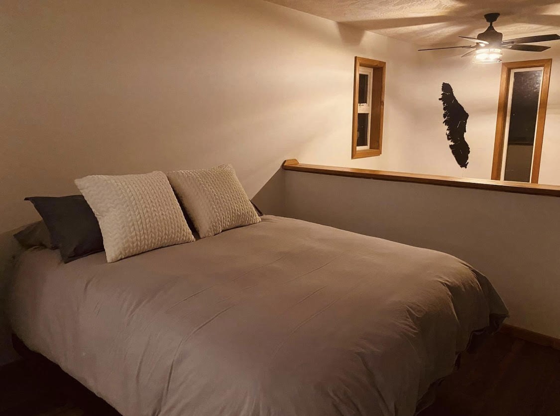 Bedroom in fishing lodge in zeballos