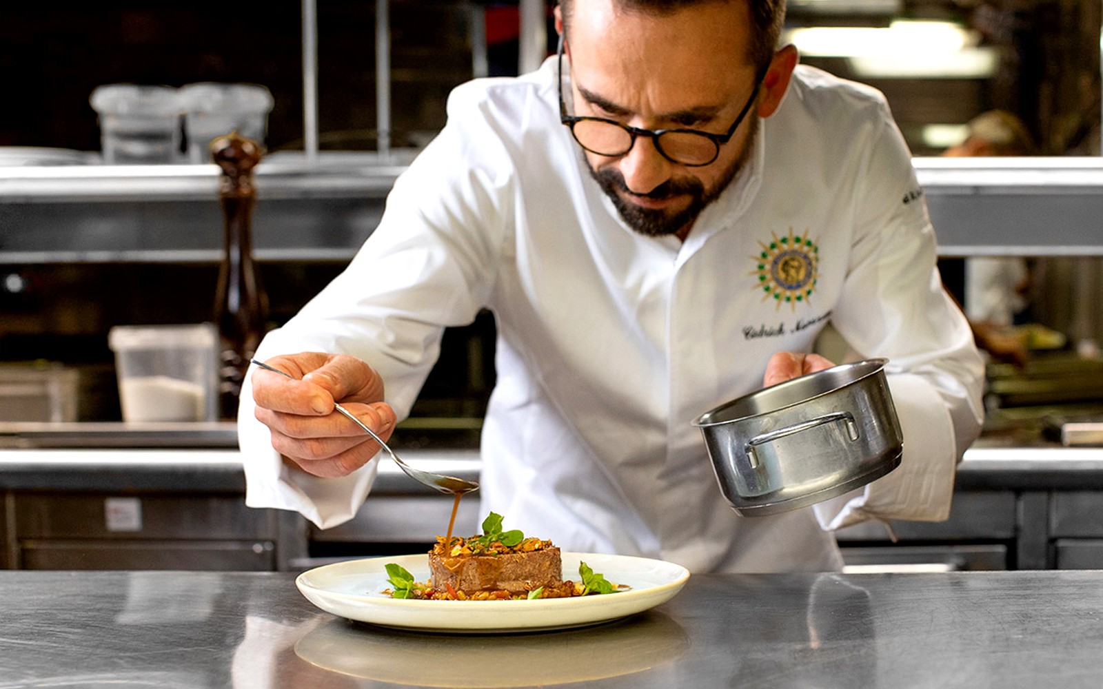 厨师为巴特欧洲航船准备巴黎2025年新年夜豪华晚餐巡游。