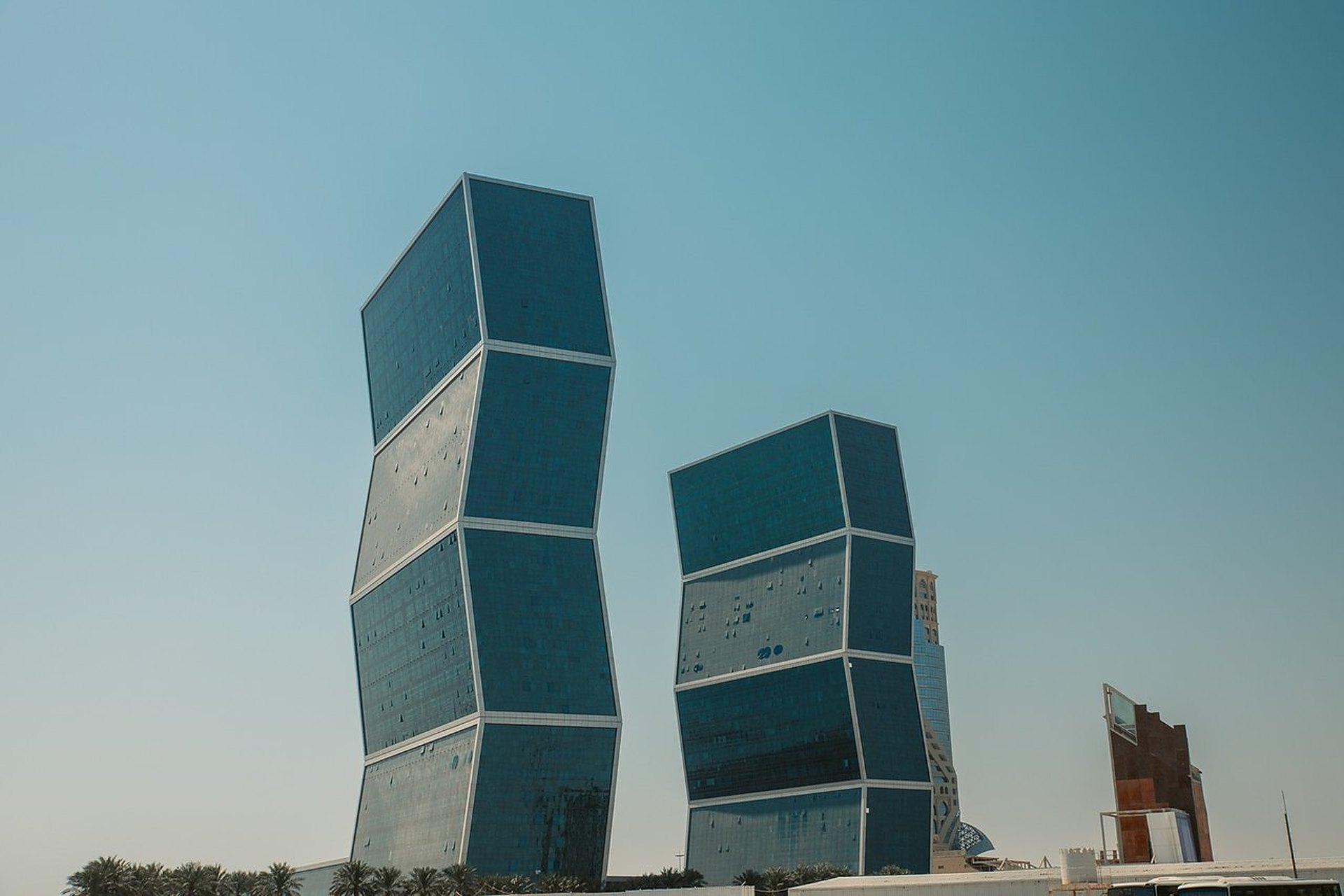 Les Zig Zag Towers, entre Lusail et The Pearl, au nord de Doha, deux tours jumelles qui montent en zigzag sur fond de ciel bleu